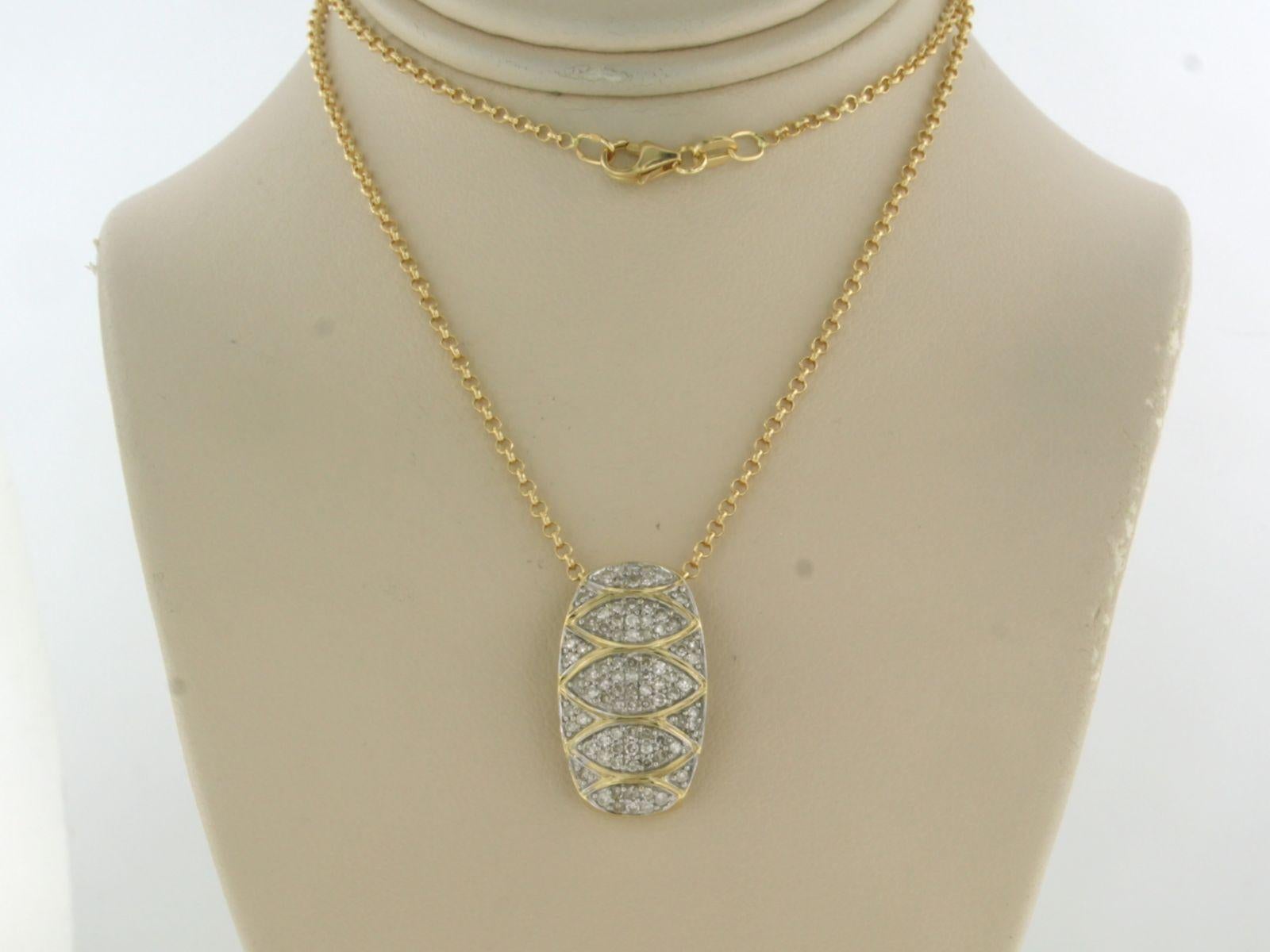 Halskette aus 18 Karat Gelbgold und ein Anhänger aus Bicolor-Gold mit Diamanten im Einzelschliff. 0,50ct - F/G - VS/SI - 42 cm lang

Ausführliche Beschreibung

Die Halskette ist 42 cm lang und 1,4 mm breit.

Die Abmessungen des Anhängers sind 2,0 cm