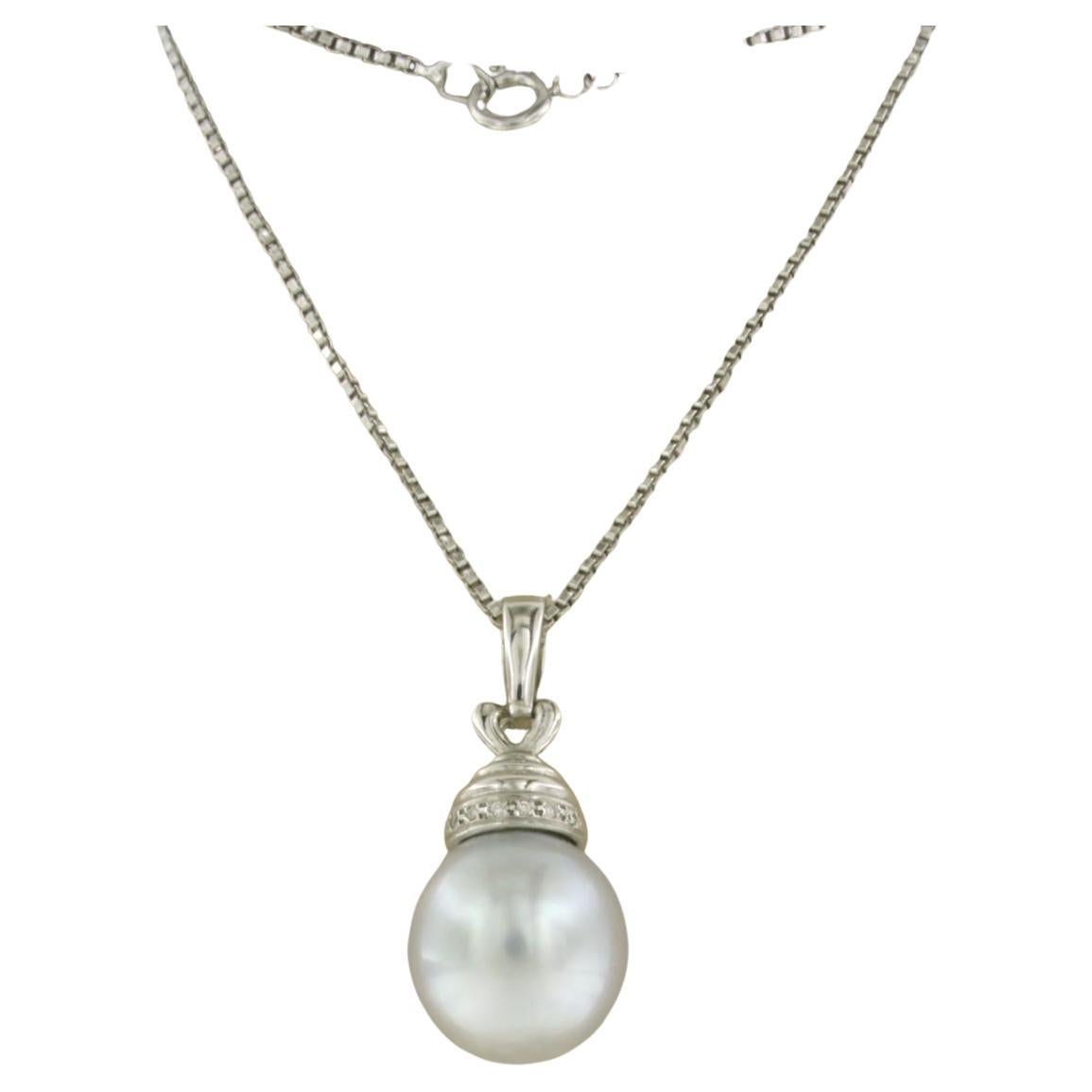 Collana e pendente con perla dei Mari del Sud e diamanti taglio brillante in oro 18 ct.