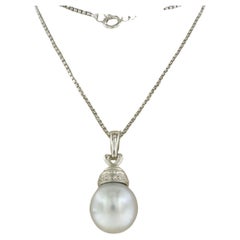 Collana e pendente con perla dei Mari del Sud e diamanti taglio brillante in oro 18 ct.