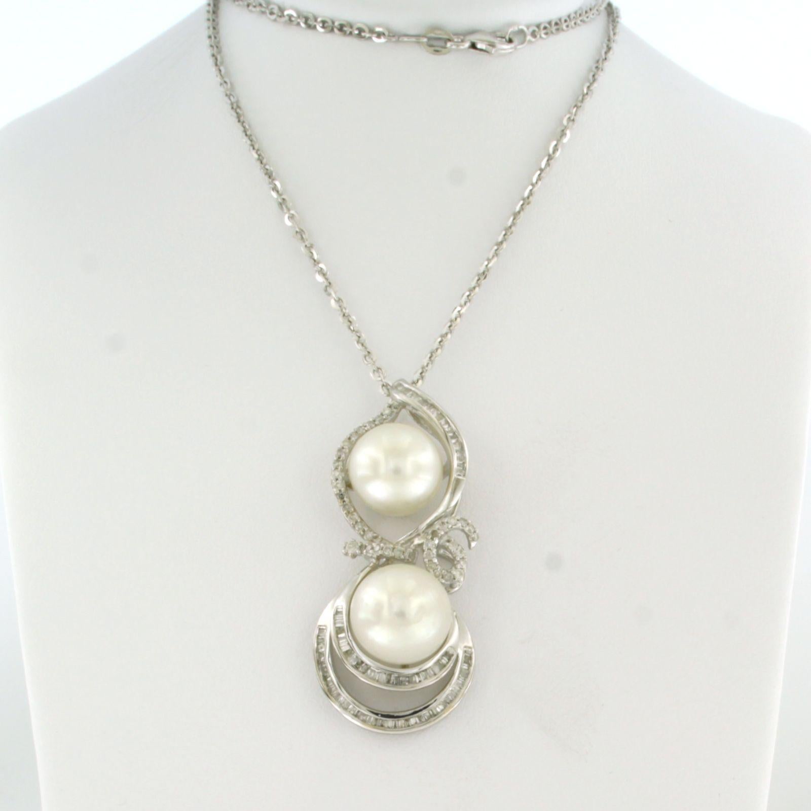 Moderno Collana e ciondolo con perle e diamanti taglio brillante e affusolato in oro 18 ct. in vendita