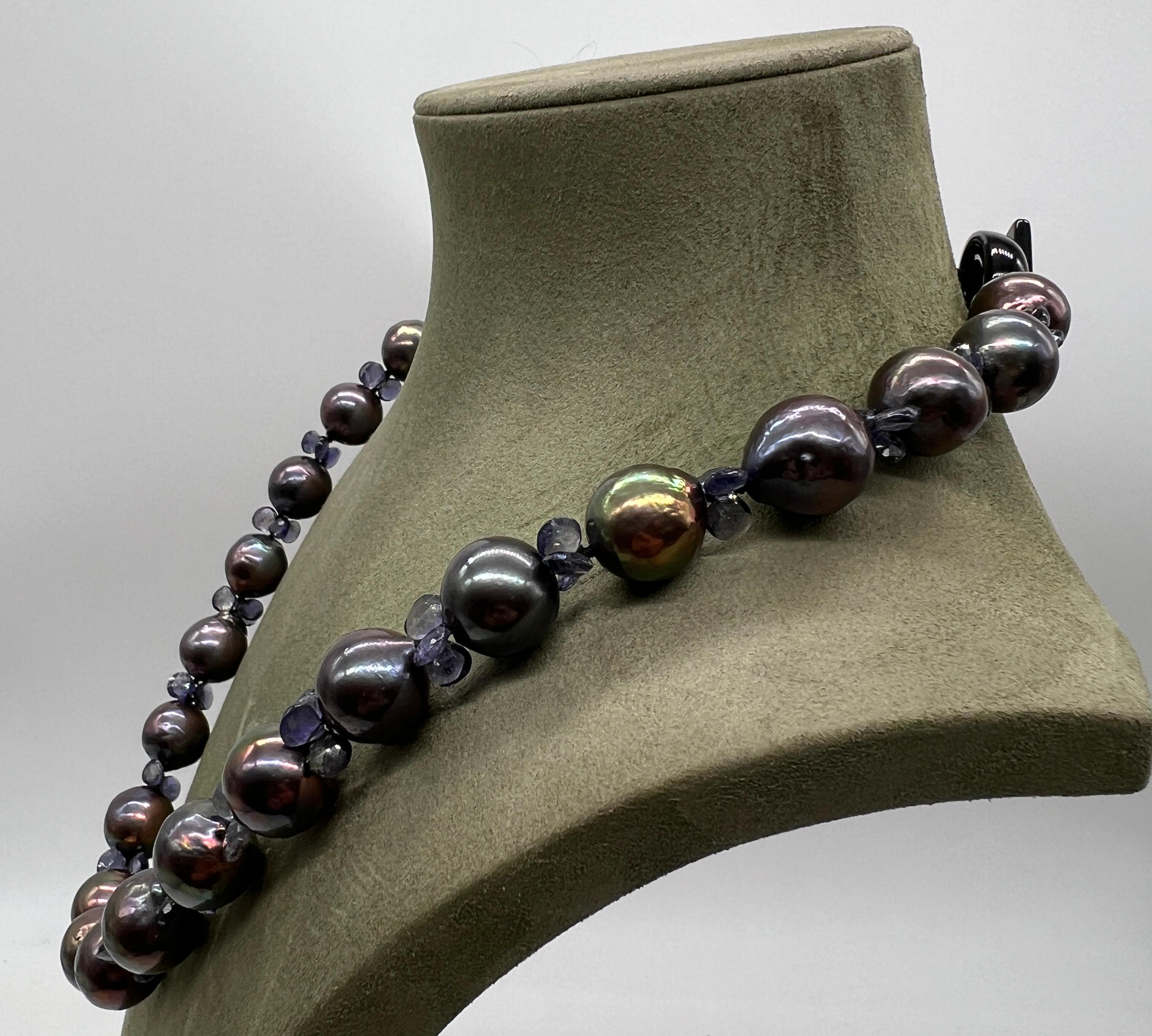 Collier Perles d'iolite fermoir en bakélite

Ce collier comporte 25 perles de perles baroques, ornées de reflets lumineux dans les tons d'iolites violets et d'un fermoir en bakélite.

Le fermoir, à la fois pratique et élégant, est facilement utilisé