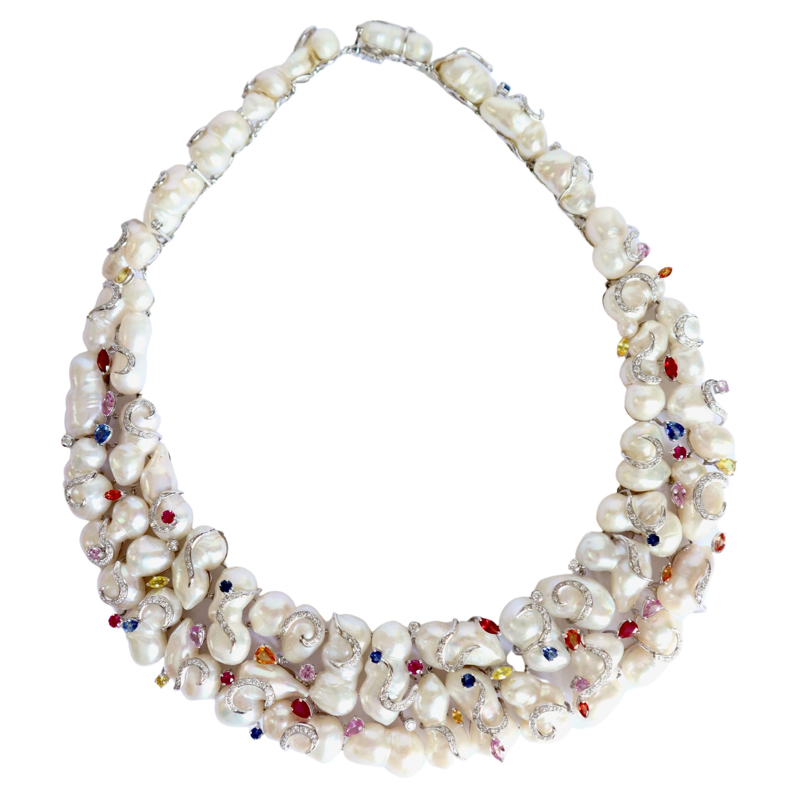 Collier de perles baroques, diamants et saphirs  en or blanc 18 carats 