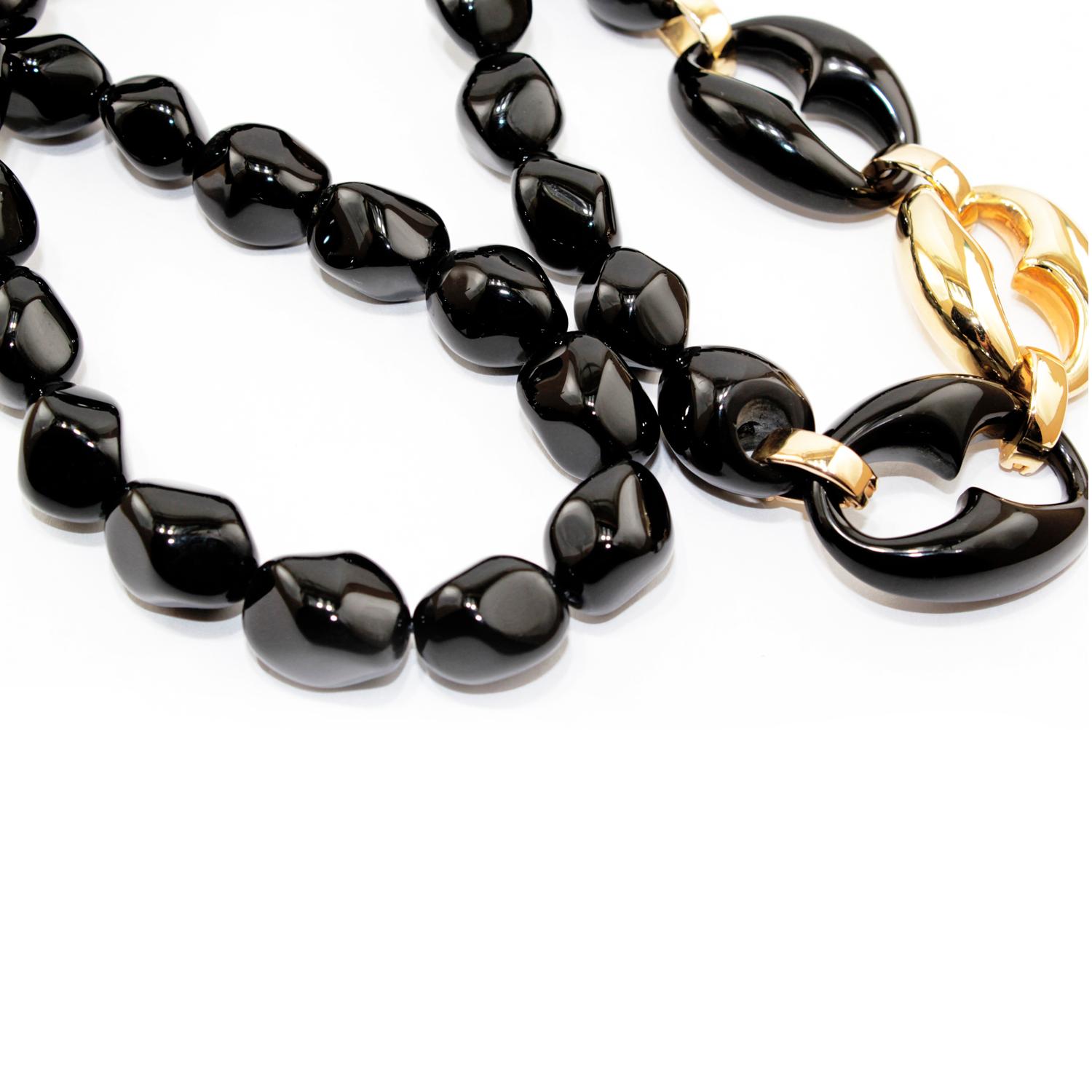 Long necklace realized in black agate beads and 18kt yellow gold. 
Gold g. 18
Total lenght cm 81
