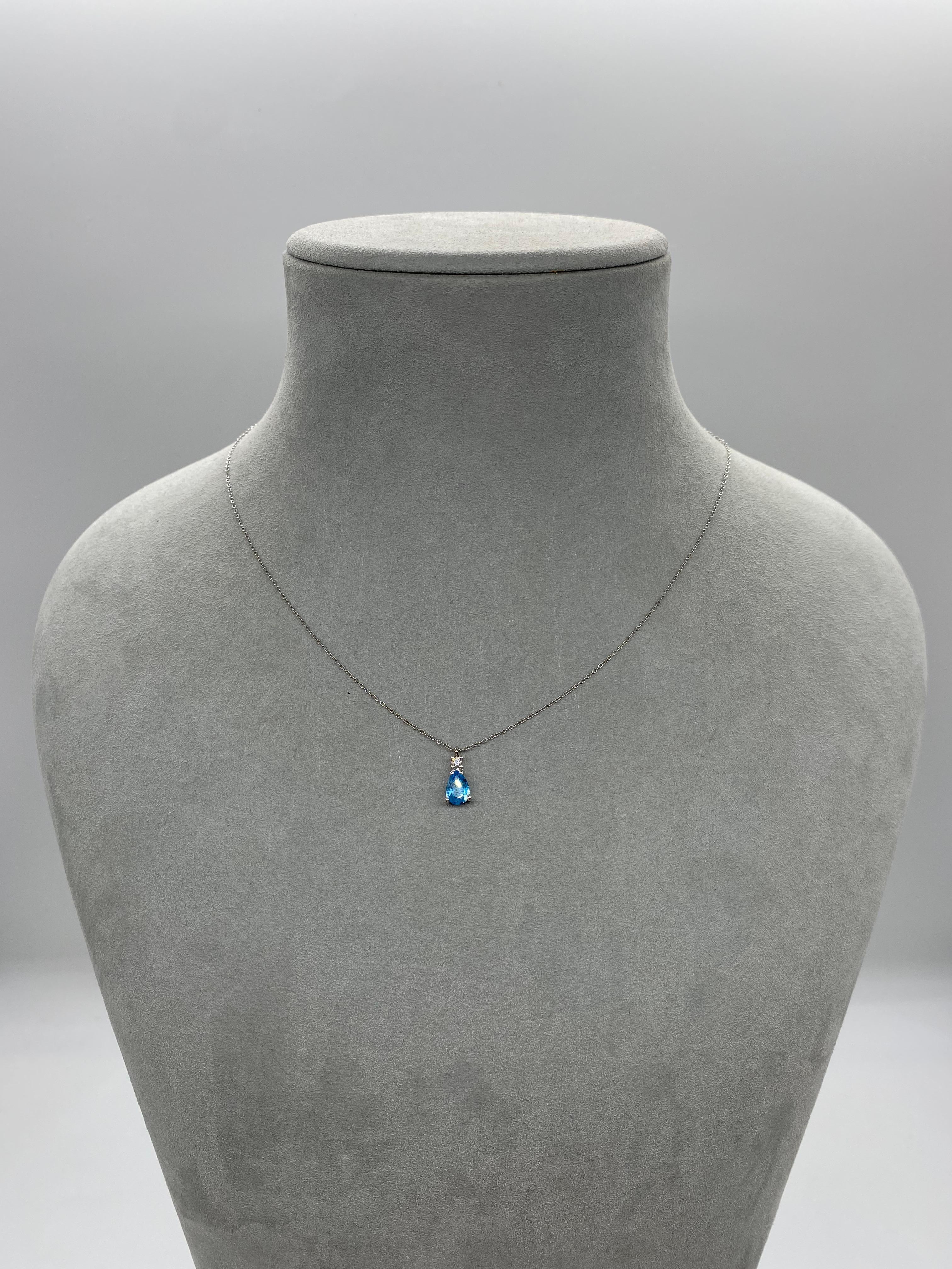 Collier à pendentifs en topaze bleue suisse avec un diamant.
Or blanc 18 carats
Collectional en français par Mesure et art du temps.

Ce collier est très léger à porter et discret, il fait son effet.
Collier en or blanc surmonté d'une topaze bleue