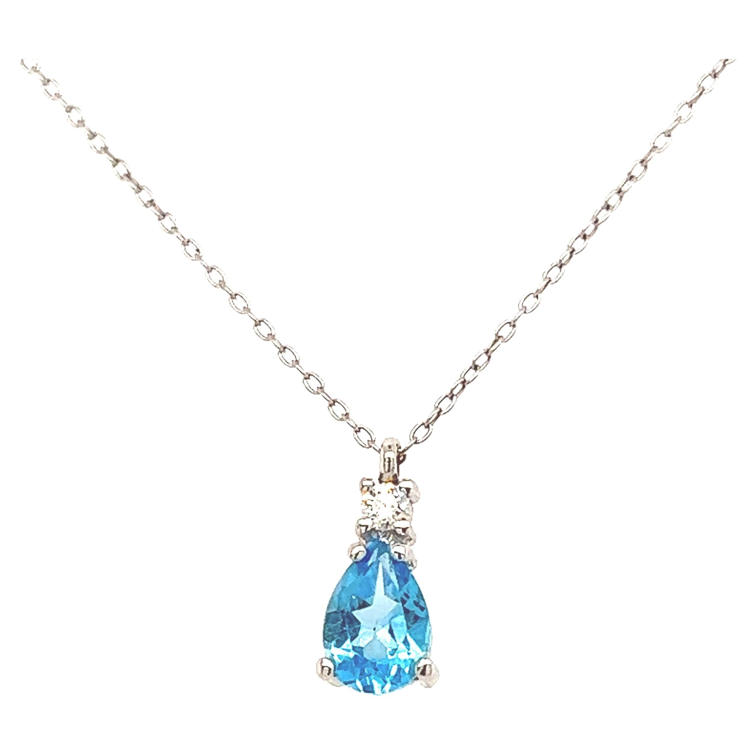 Collier pendentif en or blanc 18 carats avec topaze bleue et diamants en vente