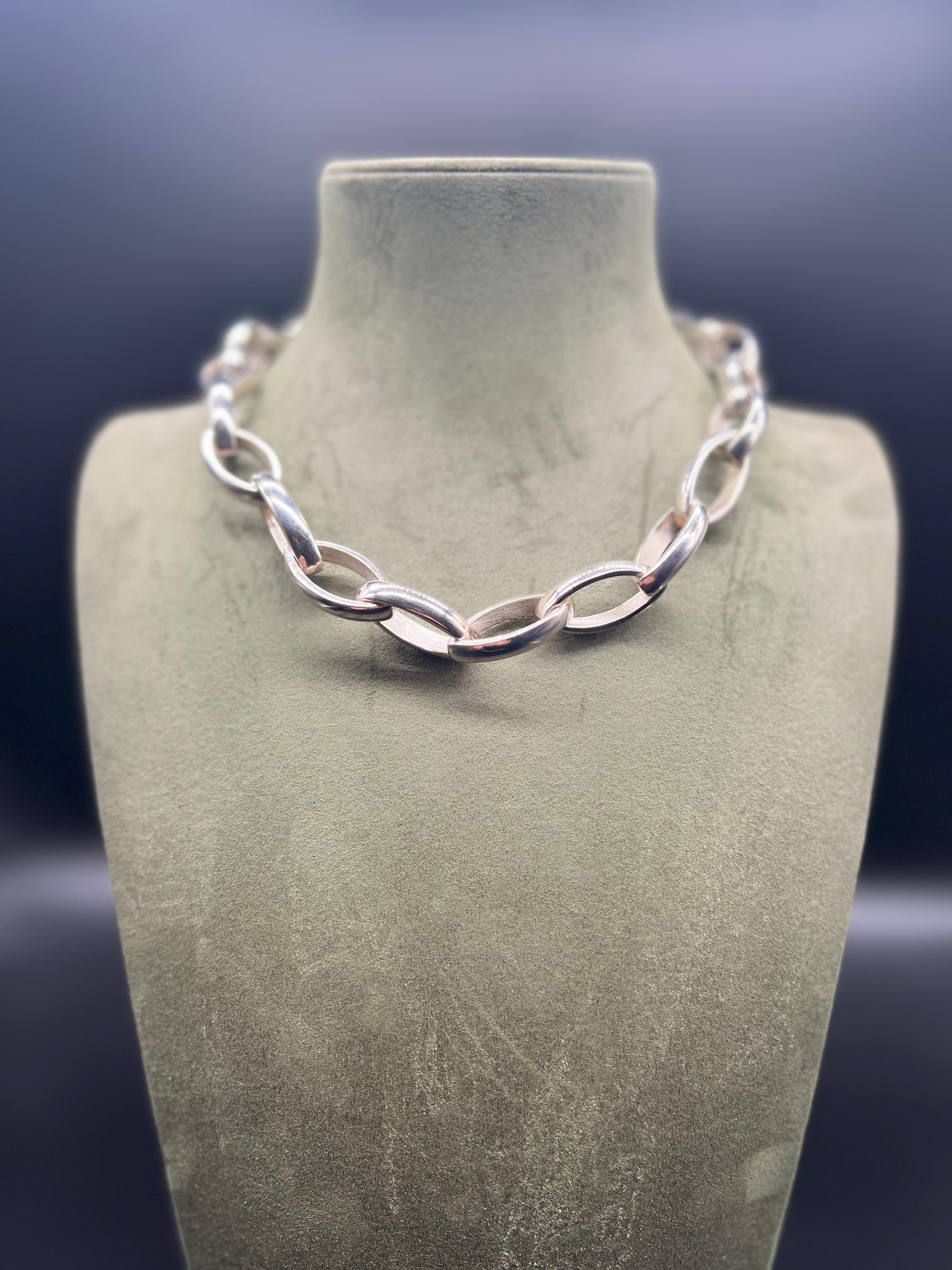 Discover this magnificent 925/1000 silver chain that combines elegance with superior craftsmanship. This chain is specially crafted with almond-shaped links, adding a distinctive touch to its sophisticated design. Weighing just over 120g, this chain