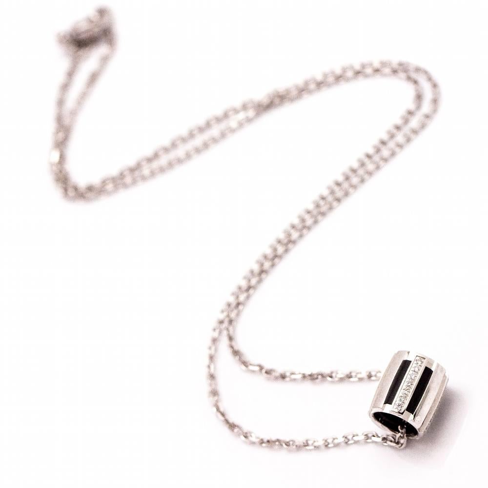 Collana di design francese CHAUMET, collezione CLASS ONE in oro bianco con diamanti e caucciù nero per donna (con scatola originale e non indossata)  Chiusura a moschettone  oro bianco 18 carati  6,98 grammi  Misura della catena: 42 cm  Prodotto