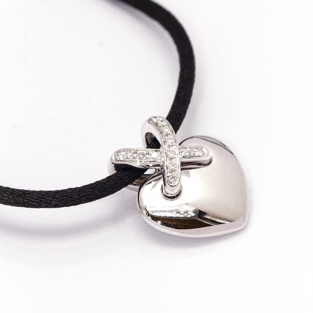 Collana di design francese CHAUMET, collezione LIENSE HEART in oro bianco per donna (con scatola originale e non indossata)  15x diamanti taglio Brilliante del peso di 0,38ct in qualità G/VVs  Chiusura scorrevole in oro e seta  oro bianco 18 carati 