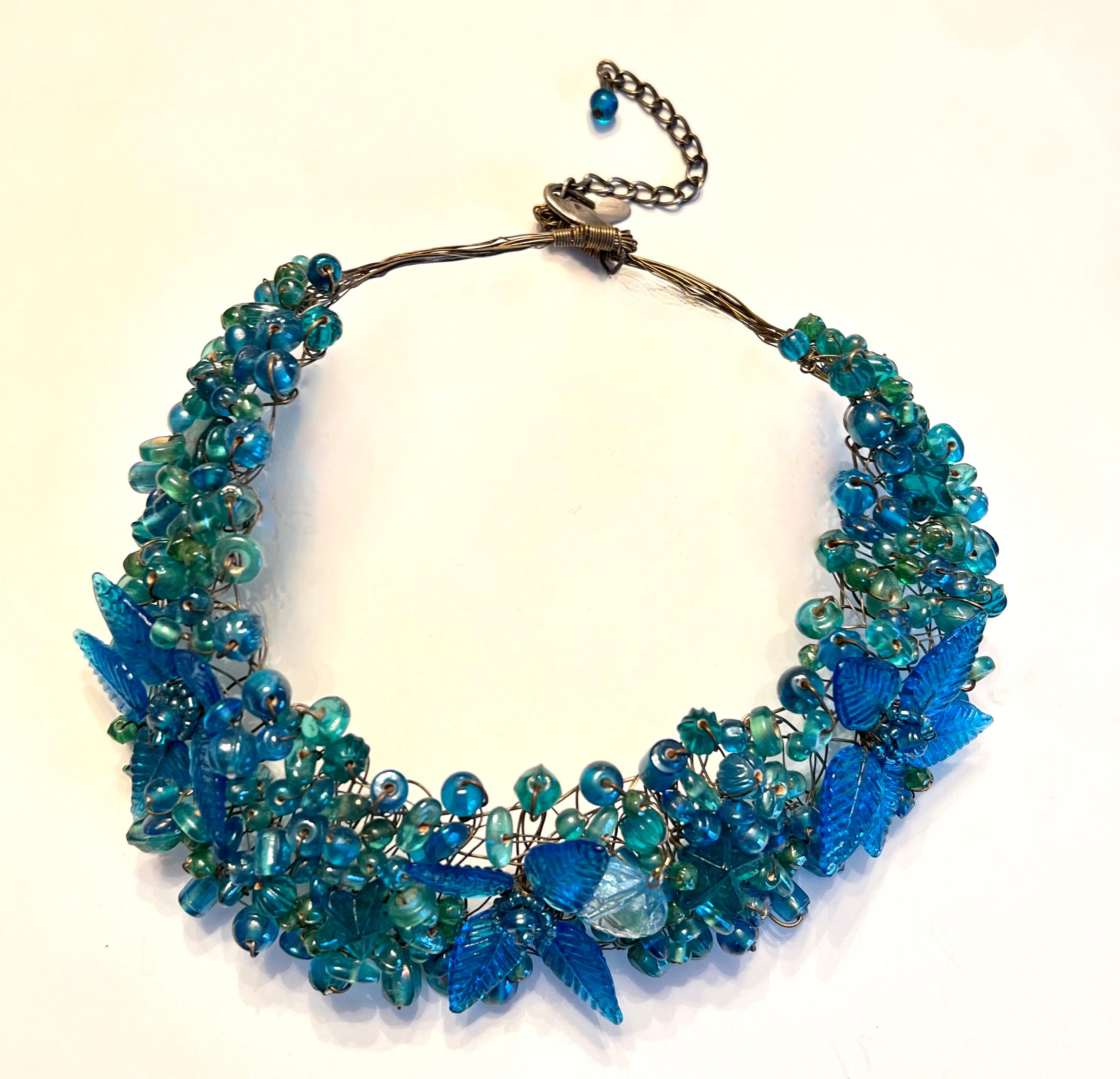 Necklace Chocker of Glass Cut Leaves and Berries In Good Condition For Sale In Los Angeles, CA