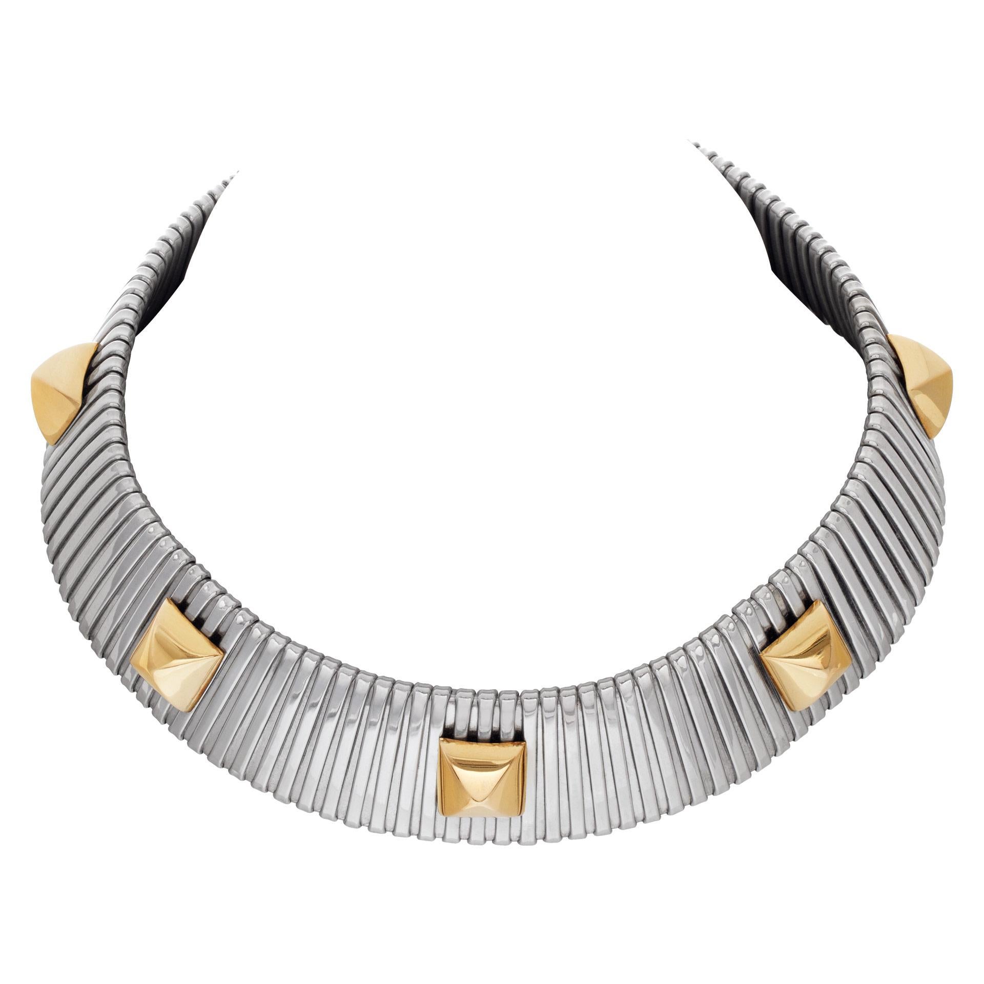 Breites Collier/Choker aus 18 Karat Weiß- und Gelbgold mit Ohrsteckern. Länge: 15 Zoll. Breite: 24 mm.
