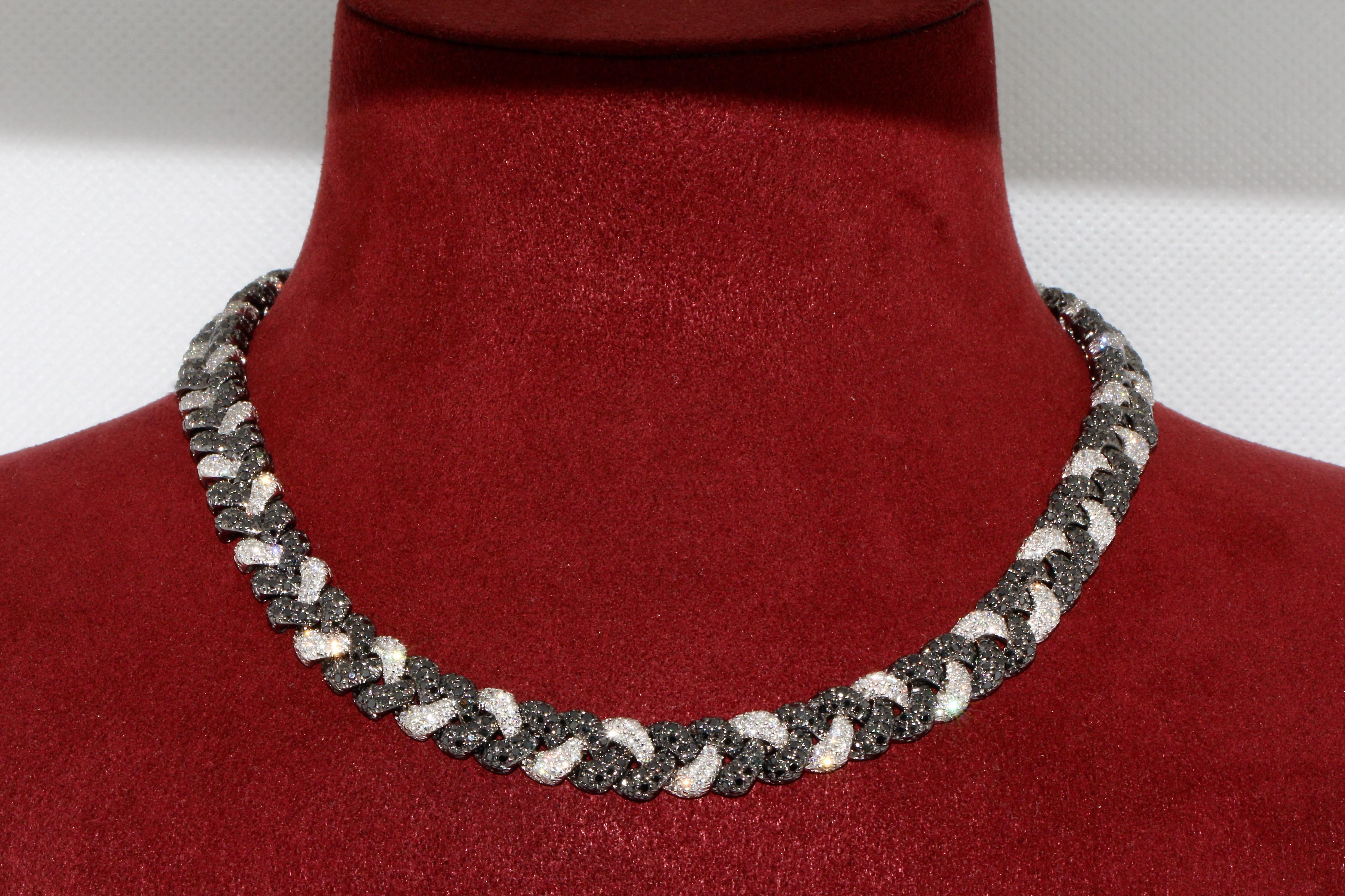 Necklace, Collier, 18 Karat White Gold, Set with White and Black Diamonds For Sale 1