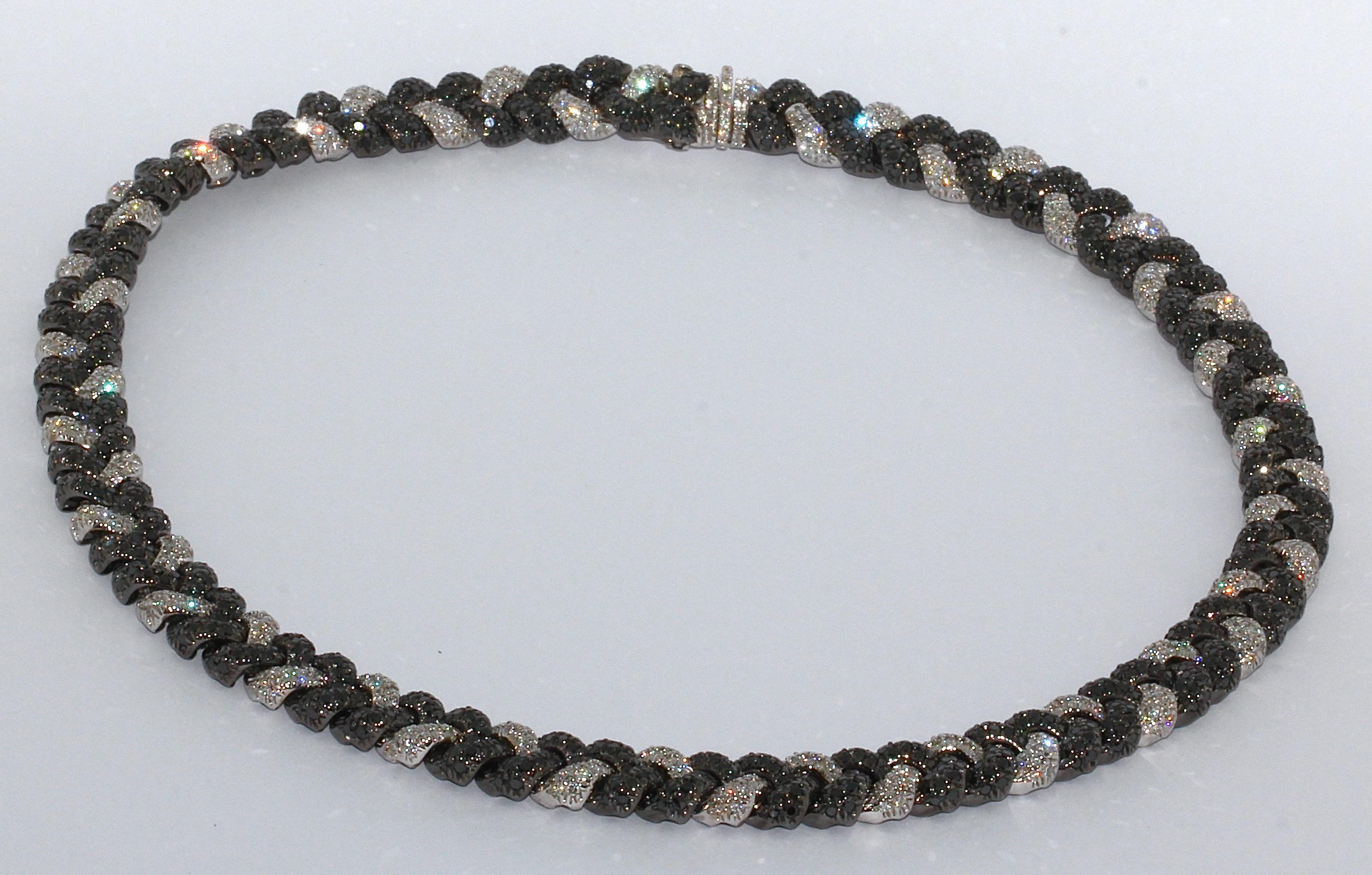 Moderne Collier, collier en or blanc 18 carats, serti de diamants blancs et noirs en vente