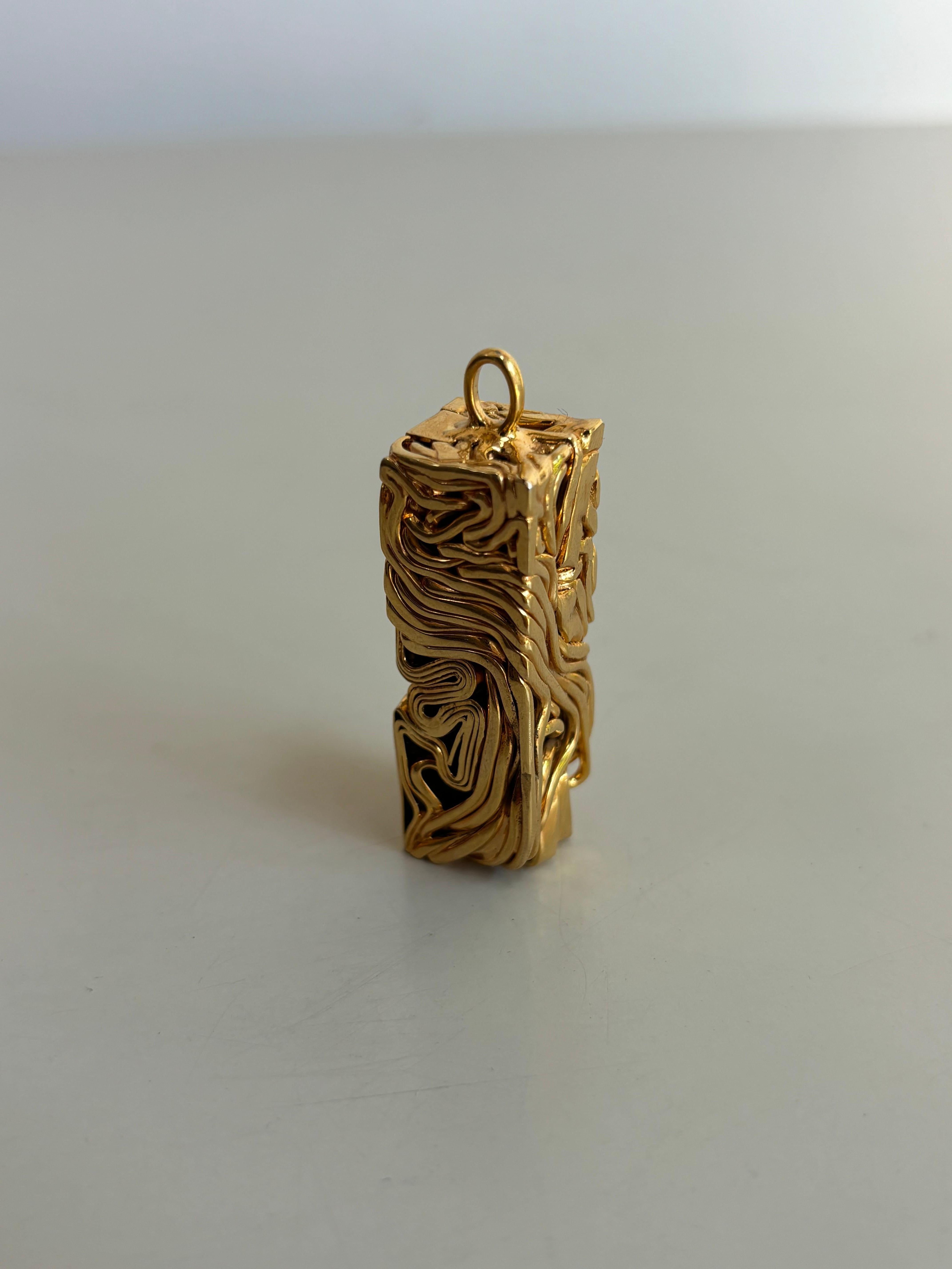 Rare pendentif dit coppression par César, signé.  


« Ses parents, Omer et Lelia Baldaccini, italiens d’origine toscane, tenaient un bar à Marseille où César est né, avec sa sœur jumelle Amandine, en 1921 dans le quartier populaire de la