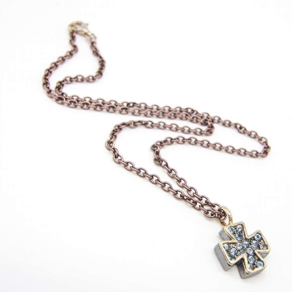 Ciondolo da donna in oro bianco e argento: 16x topazi blu: oro bianco 18 carati, argento 925/- e catena in acciaio 316L con chiusura in argento 925/-: 10,81 grammi.  Dimensioni: 44 cm di lunghezza  Prodotto nuovo di zecca  Rif.:D363906SO