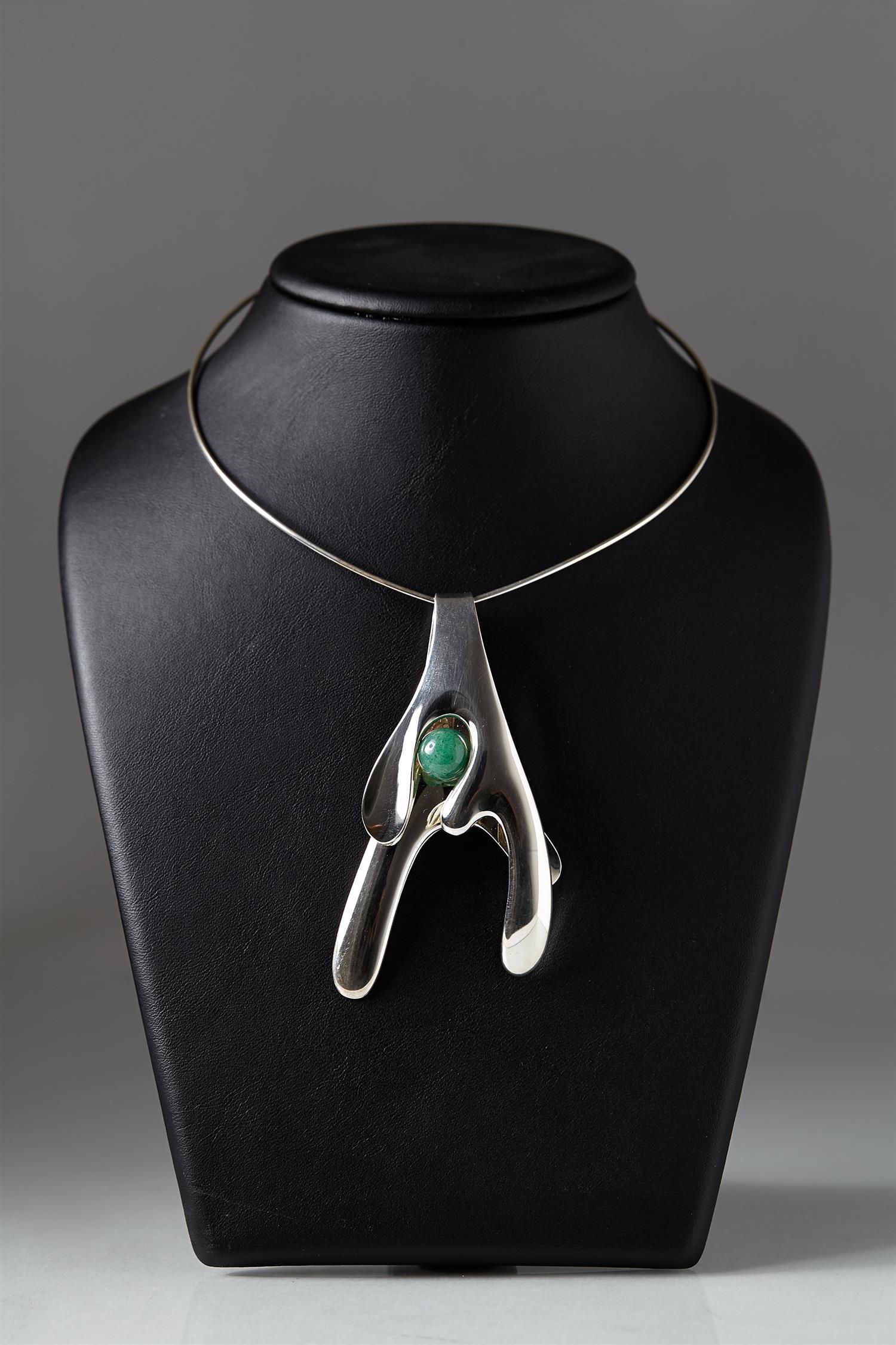 Sterling silver and chrysophrase.

Lenght of pendant: 8,5 cm/ 3 1/4''
