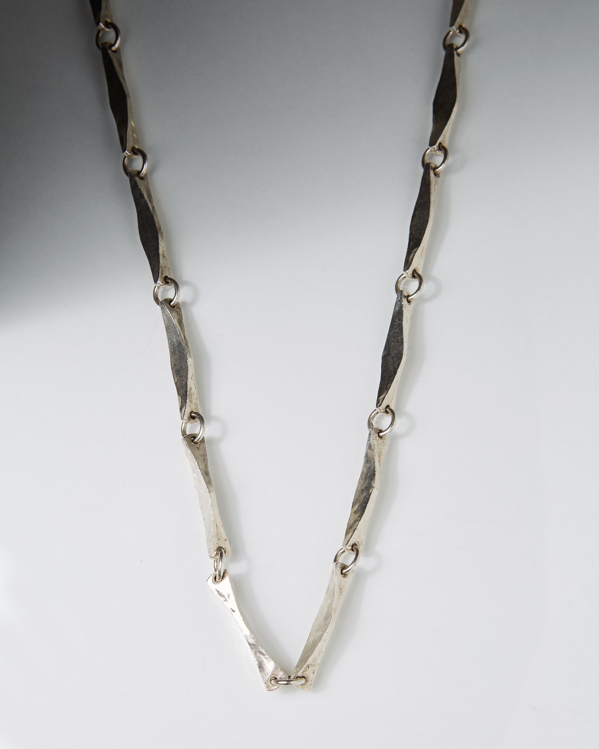 Sterling silver.

L: 85 cm/ 33 1/2''