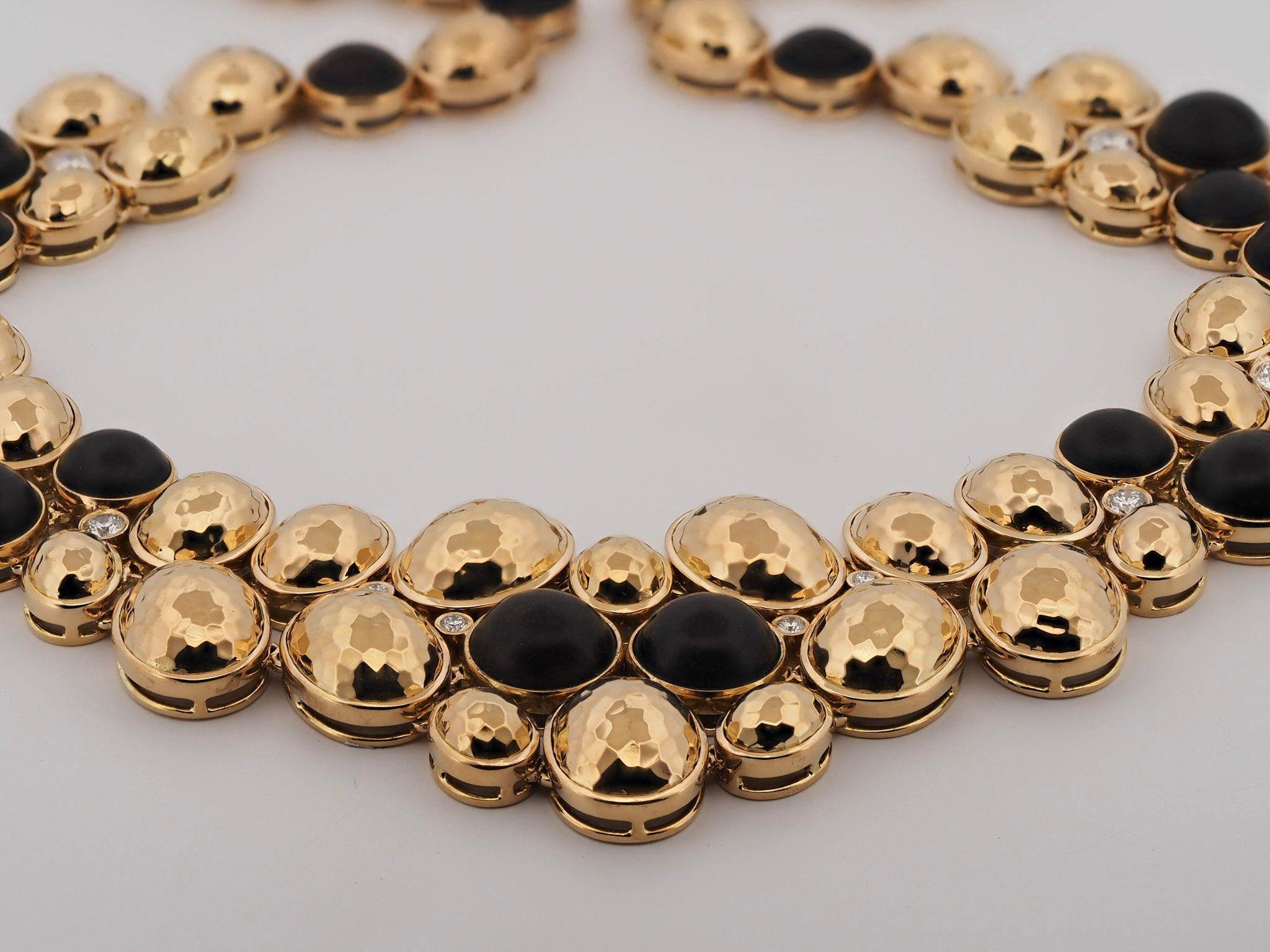La maison KOENIG crée des bijoux durables, en utilisant exclusivement des métaux précieux recyclés et des pierres précieuses exemptes de conflits, qui inspirent et perdurent. 100% SUISSE FAIT À LA MAIN 

Un collier en or jaune 18 carats avec 14