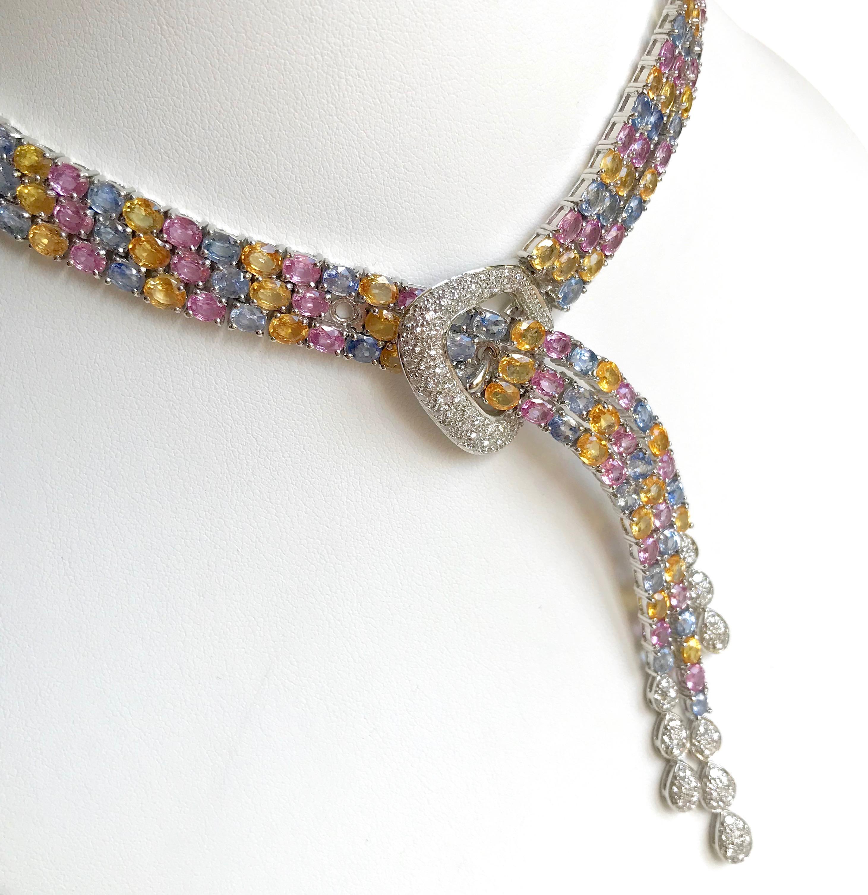 Flexibler Halskette mit Gürtel aus 18 Karat Weißgold mit 80 Karat mehrfarbigen Saphiren im Zustand „Gut“ im Angebot in Paris, FR
