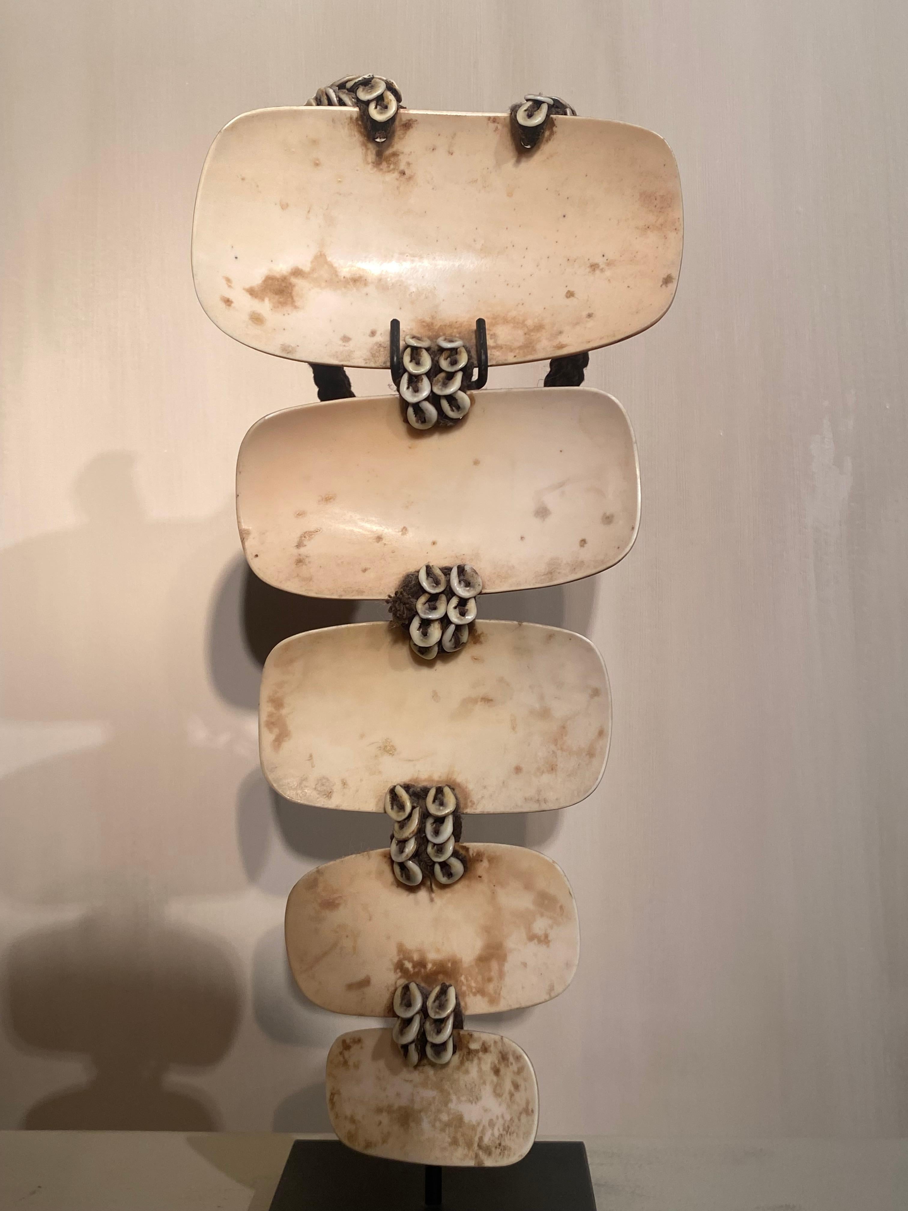 Eccezionale collana proveniente dalla Papua Nuova Guinea,
realizzato con 5 pezzi di conchiglia,
fatto di fibre e piccole conchiglie, utilizzato per le cerimonie,
oggetto molto decorativo