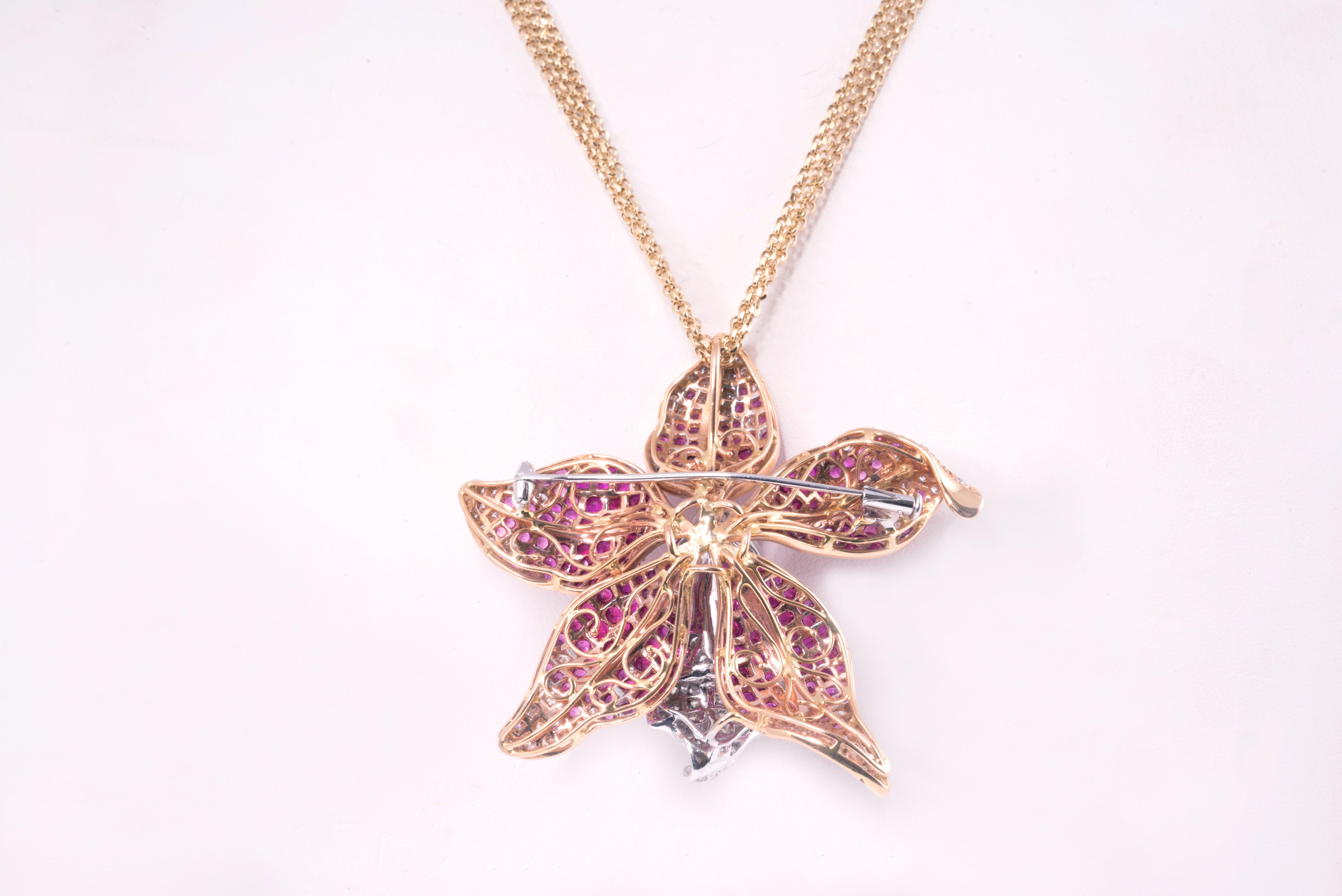 Necklace ,pendant and brooch withe and yellow gold 18 kt flower  with flower ct 14,25 and diamonds ct 4,86 colour G Vs1.
total weight 55,70 gr. There is a chain to adjust the lenght of the necklace.