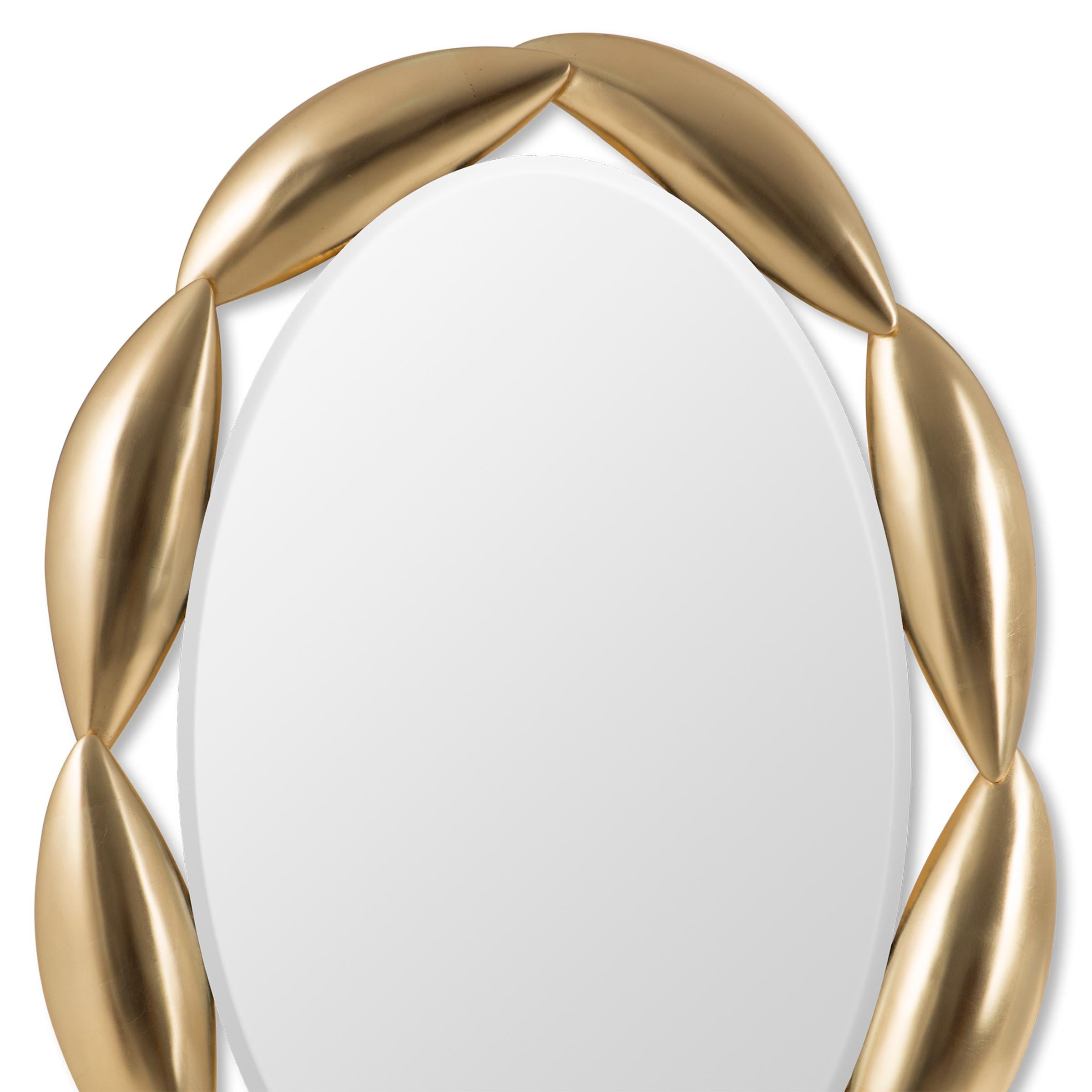 Mirror Necklace Gold with solid
mahogany hand-carved wood frame
with gold leaf paint. With bevelled 
mirror glass.
Also available with silver leaf paint
or in black lacquered finish.