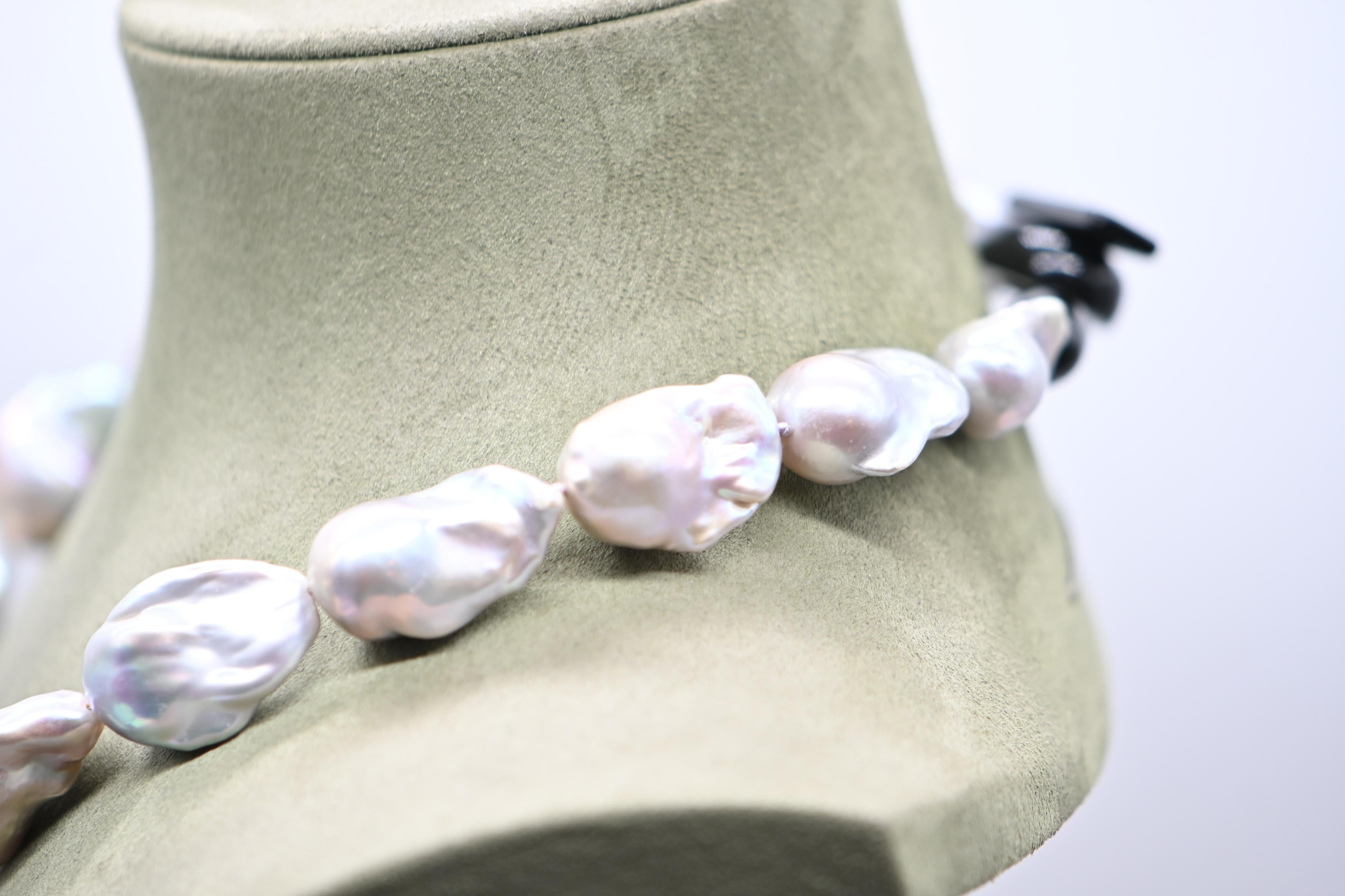 Collana Perle grigie Claps in bachelite

Questa collana di perle barocche grigie è un pezzo senza tempo che unisce il fascino naturale a un design raffinato. Perfetta per tutte le occasioni, questa collana valorizzerà i tuoi outfit, sia sofisticati