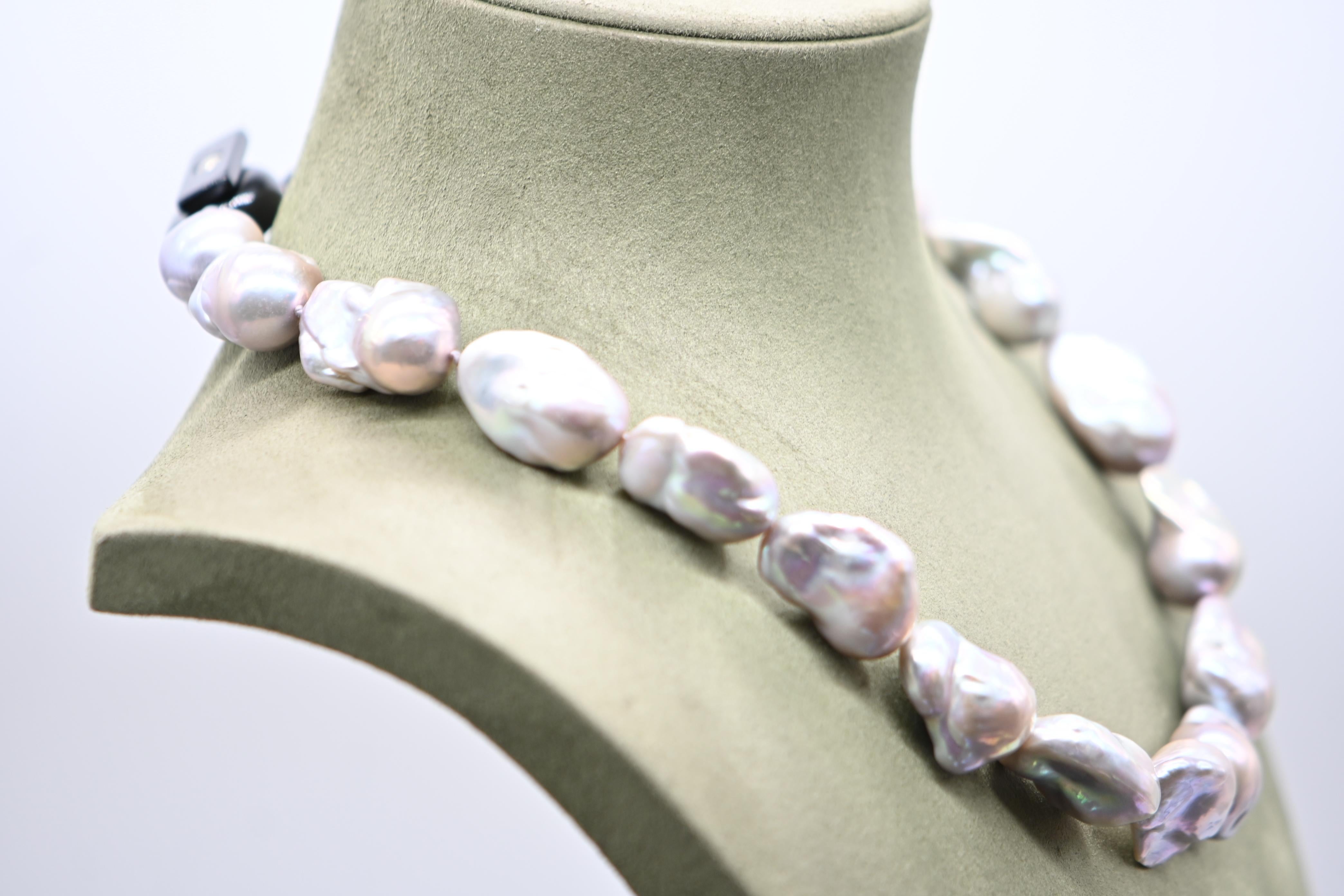 Collana Perle grigie Claps in bachelite In condizioni Nuovo in vendita a Vannes, FR