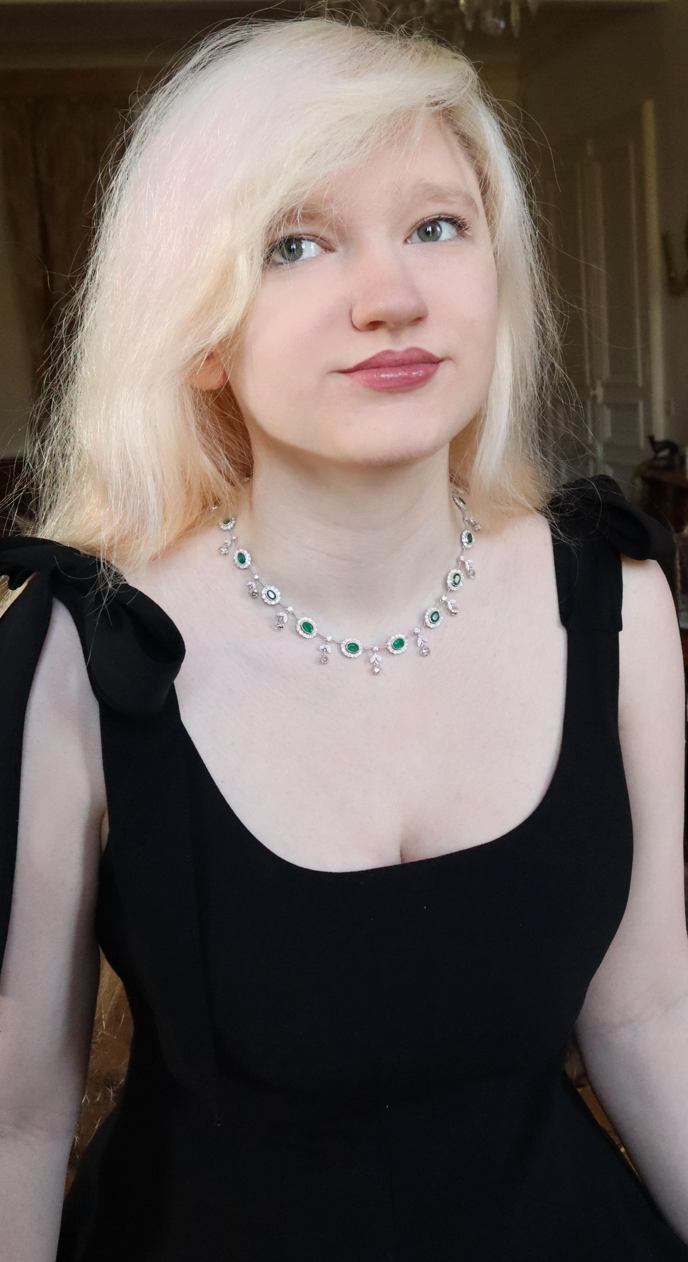Brilliant Cut Necklace in 18 Carat 18 KT Gold Emeralds and Diamonds For Sale