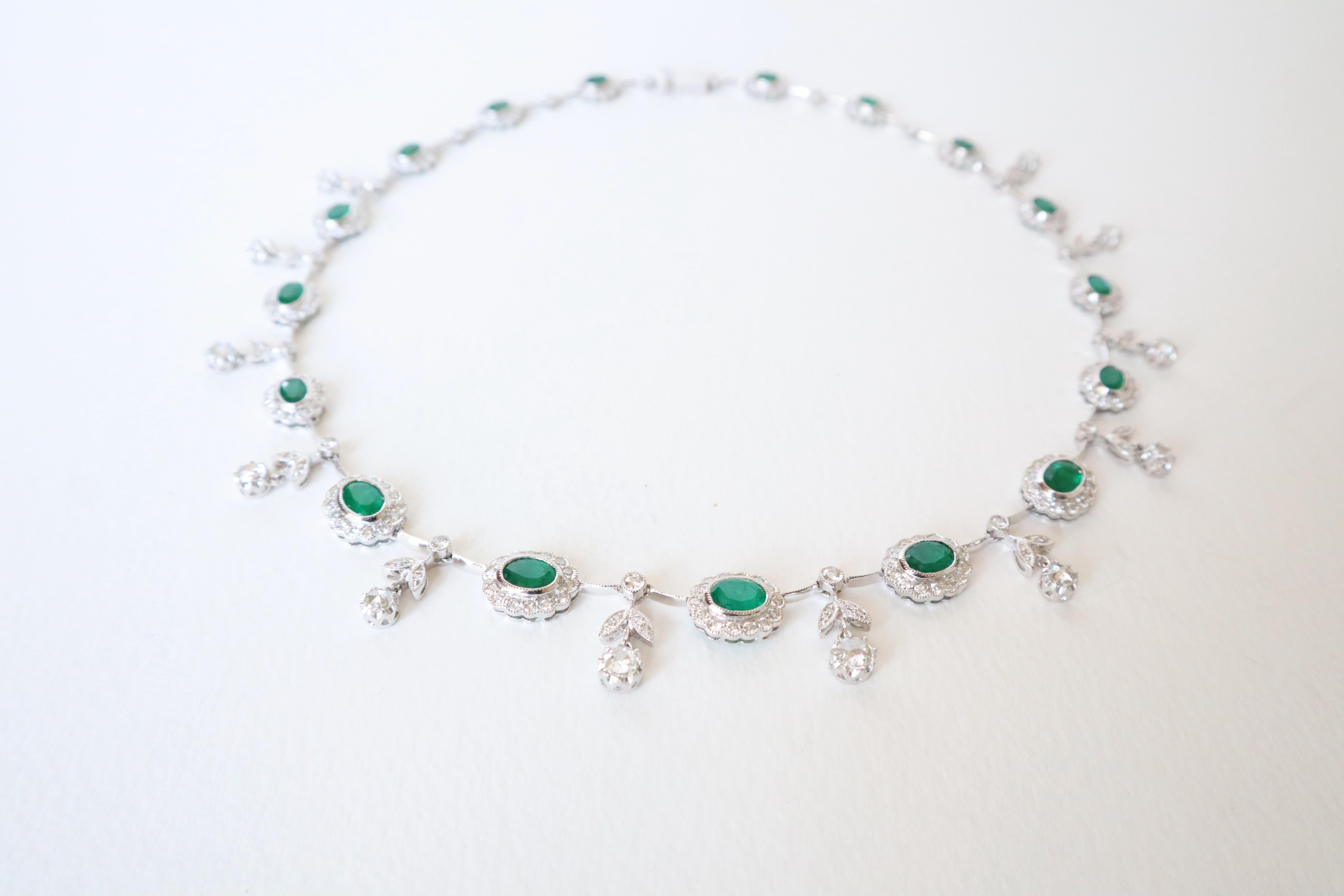 Necklace in 18 Carat 18 KT Gold Emeralds and Diamonds In Good Condition For Sale In Paris, FR