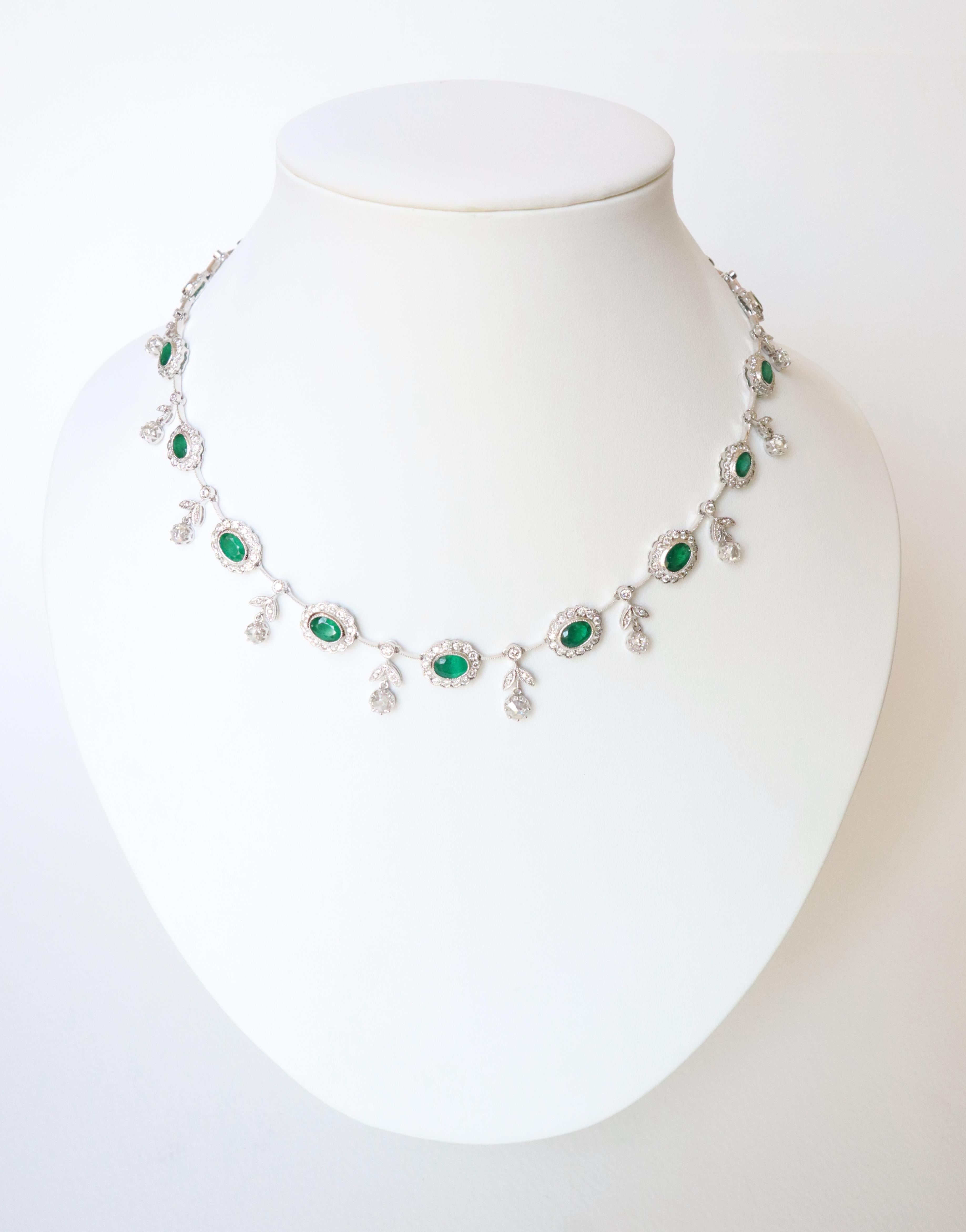 Women's Necklace in 18 Carat 18 KT Gold Emeralds and Diamonds For Sale