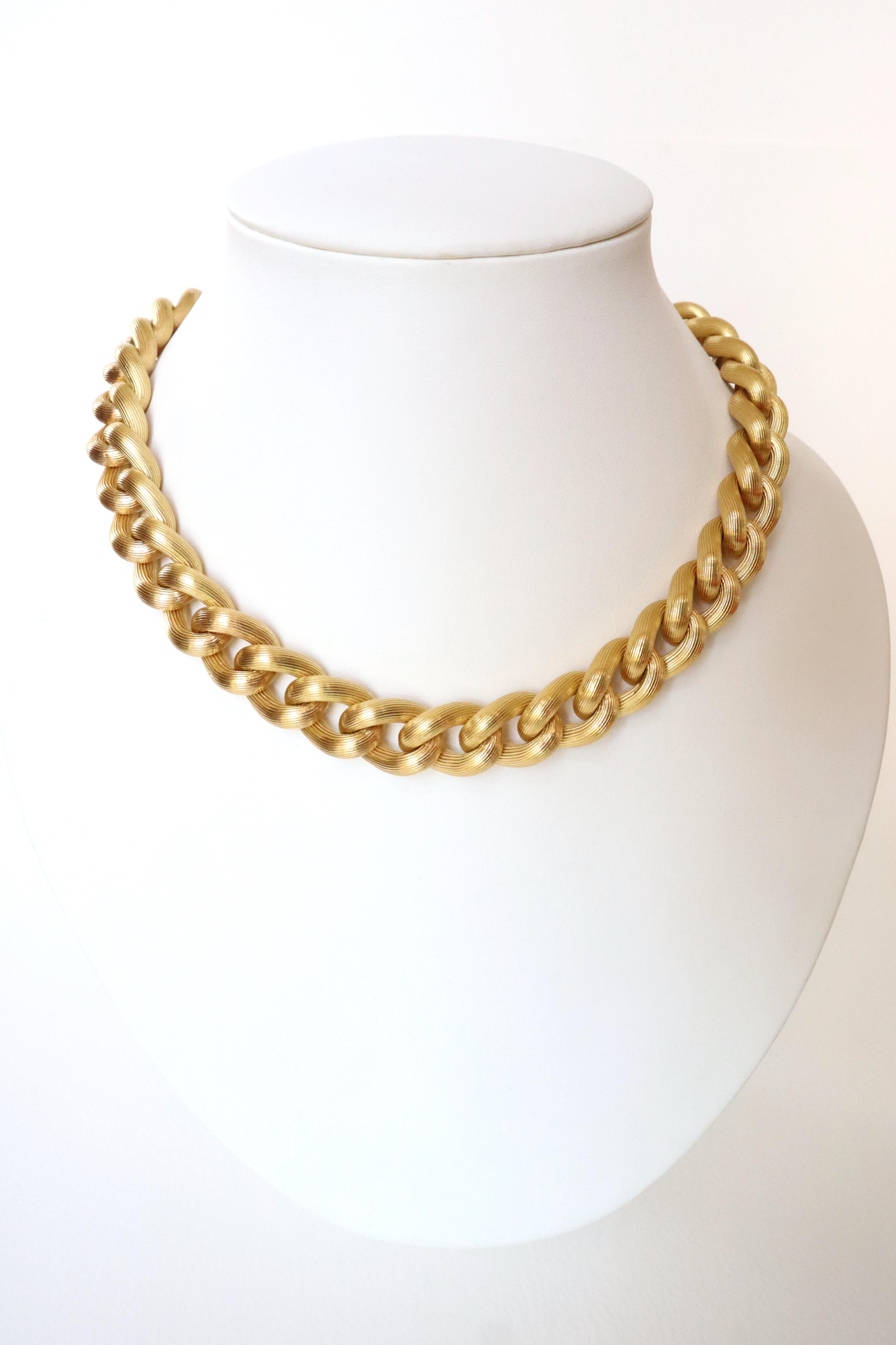 Flexible necklace in 18kt yellow gold. Important Grooved gourmette mesh, tab clasp with security eight. 
Weight 150.8g, 
length 44cm, width 15mm.
Eagle head hallmark 