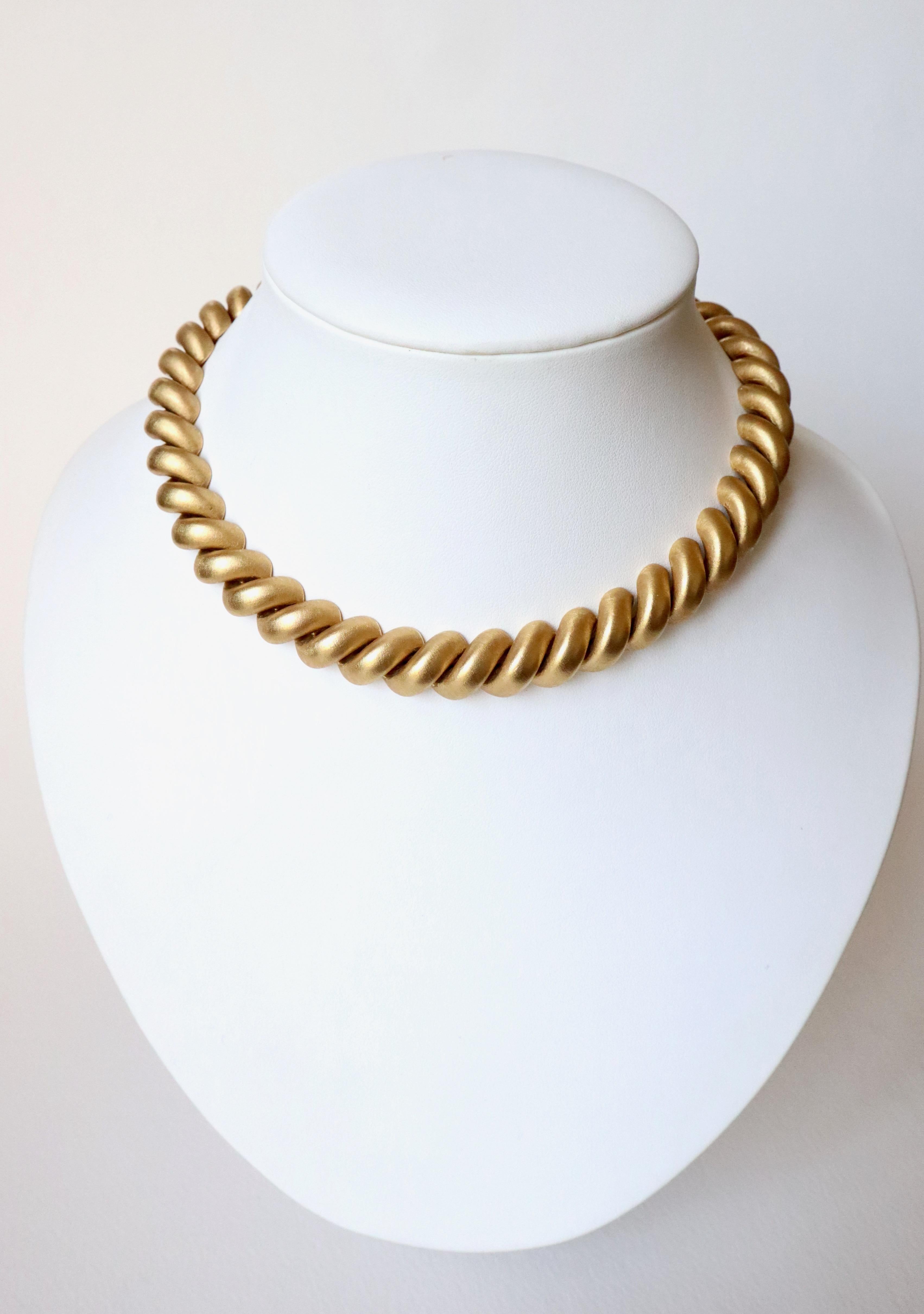 Articulated necklace in 18 kt brushed yellow gold Maille San Marco. 
Tongue clasp with security eight. 
Length 37.5cm; Width 13mm. Eagle's head hallmark 
Weight 101.5g
Eagle head hallmark for 18 carat yellow gold
