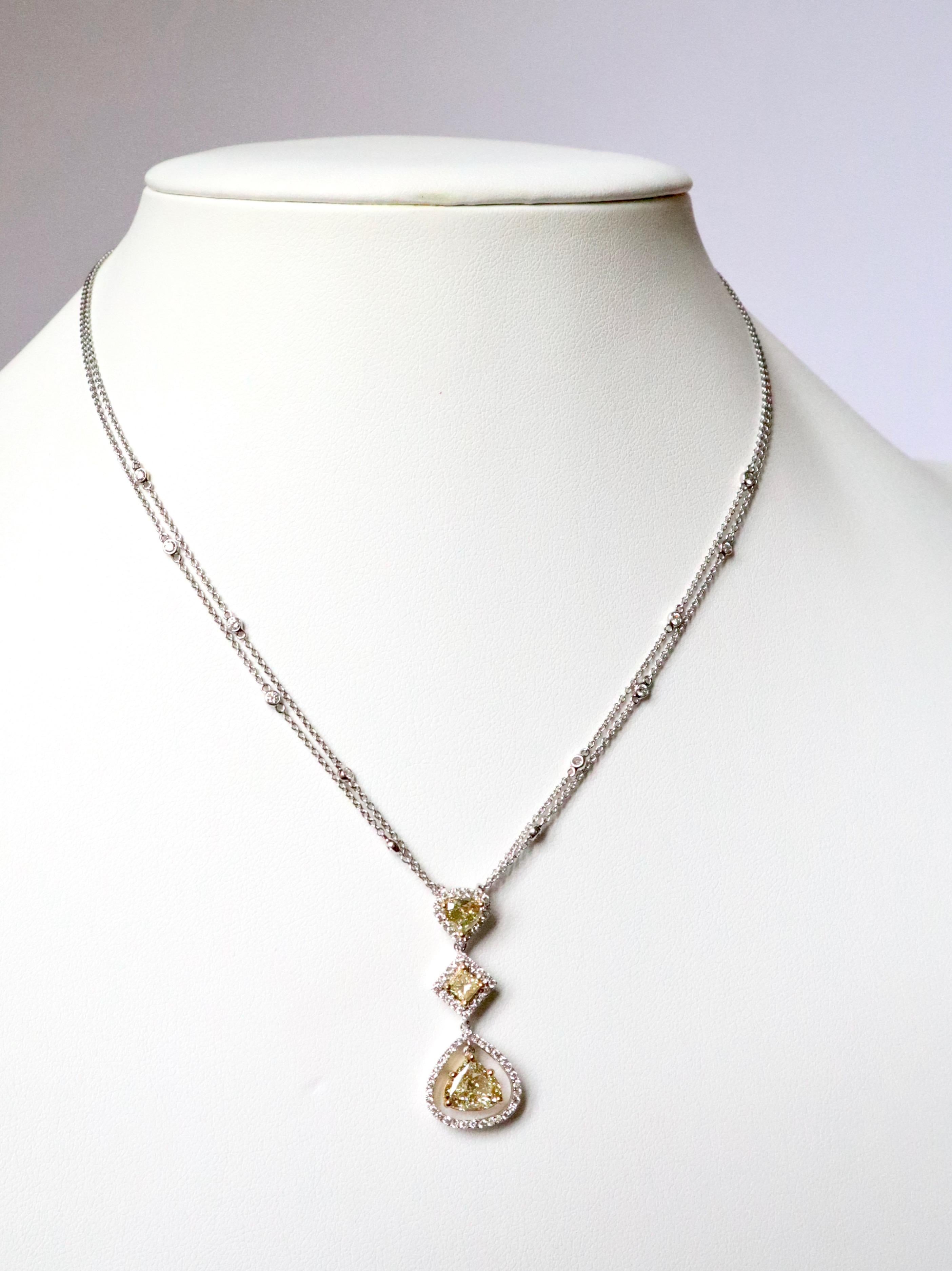 Necklace in 18 Carat White and Yellow Gold Heart Shaped Yellow Diamonds In Good Condition For Sale In Paris, FR