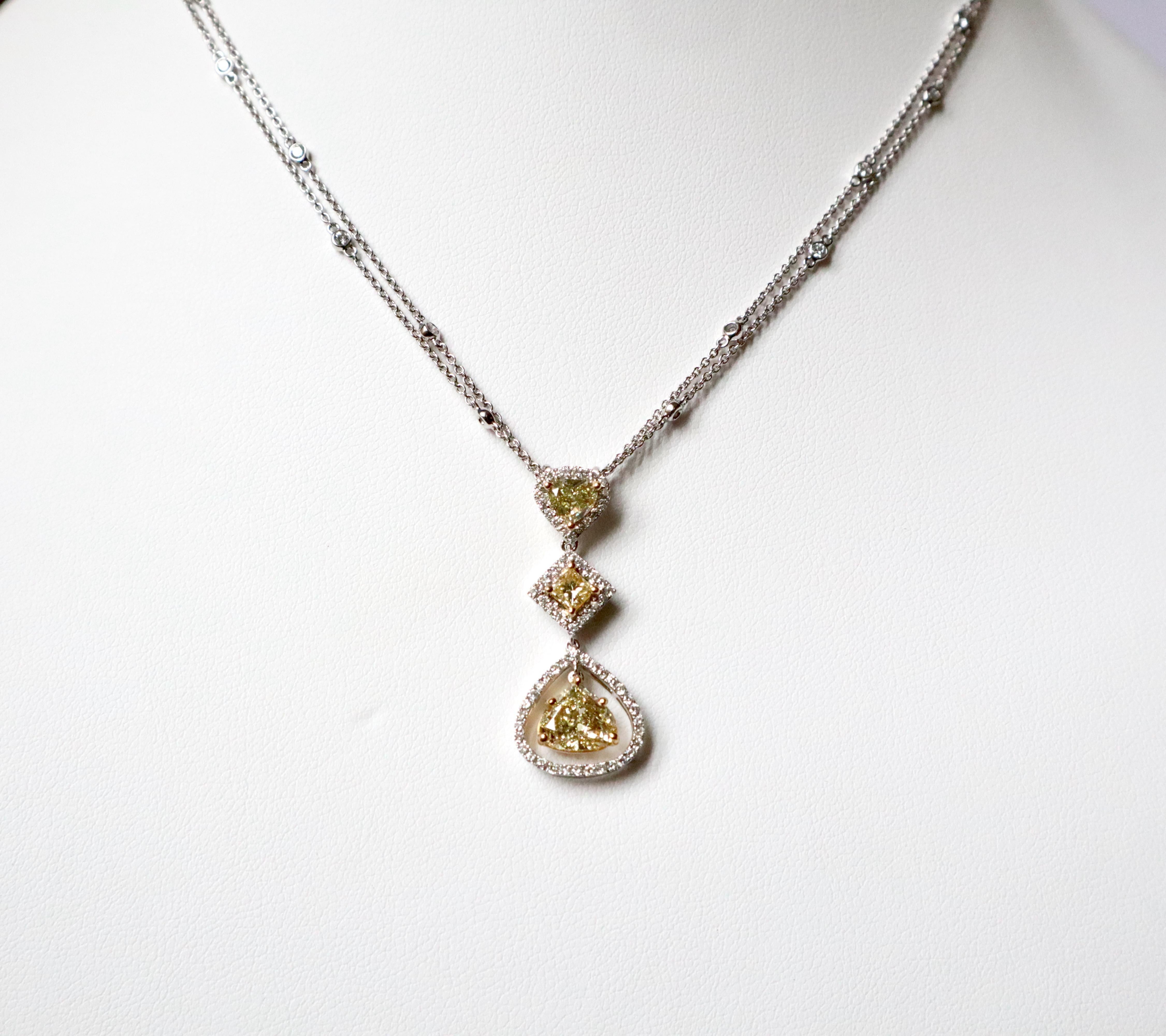 Collier en or blanc et jaune 18 carats avec diamants jaunes en forme de cœur Pour femmes en vente