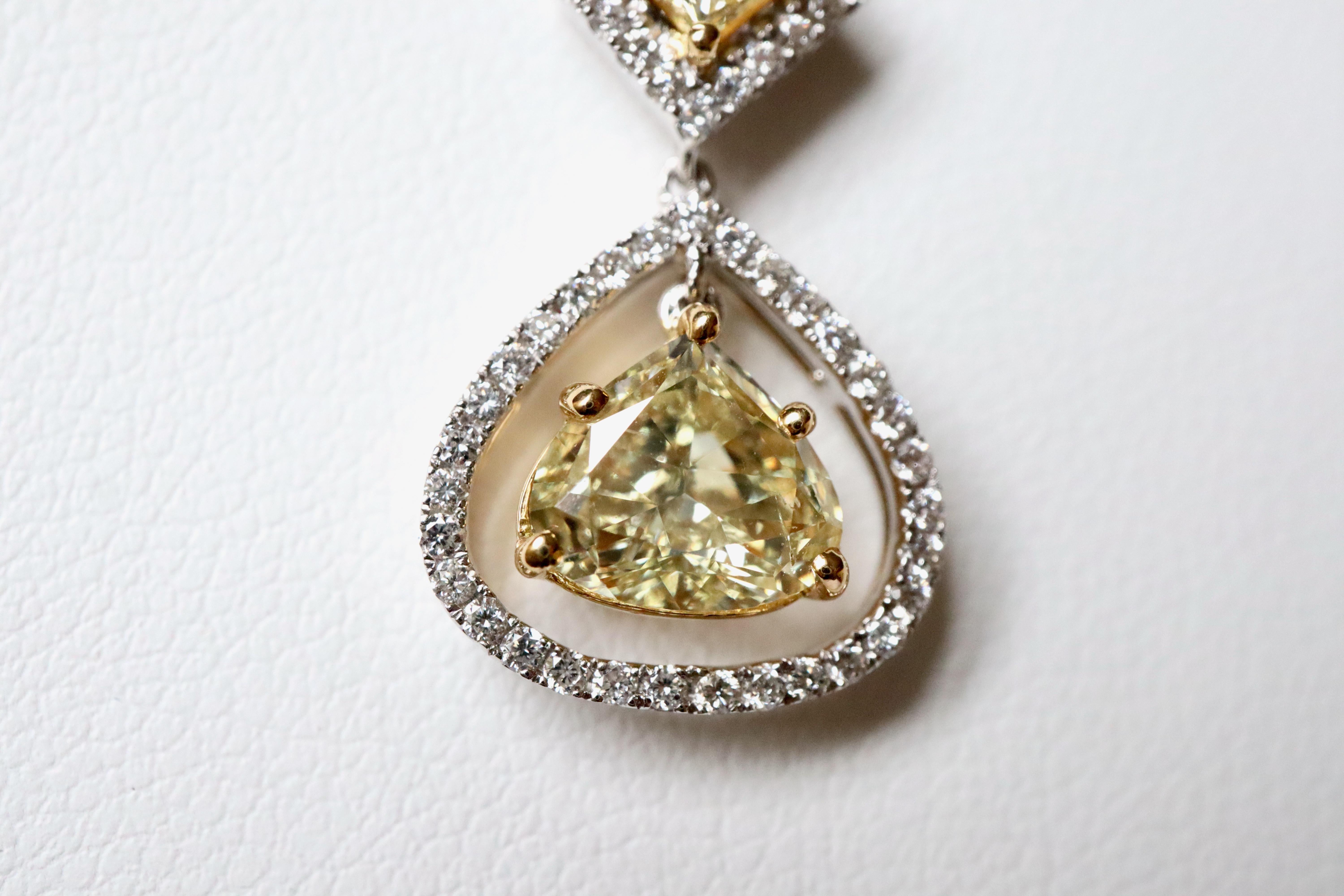 Collier en or blanc et jaune 18 carats avec diamants jaunes en forme de cœur en vente 1