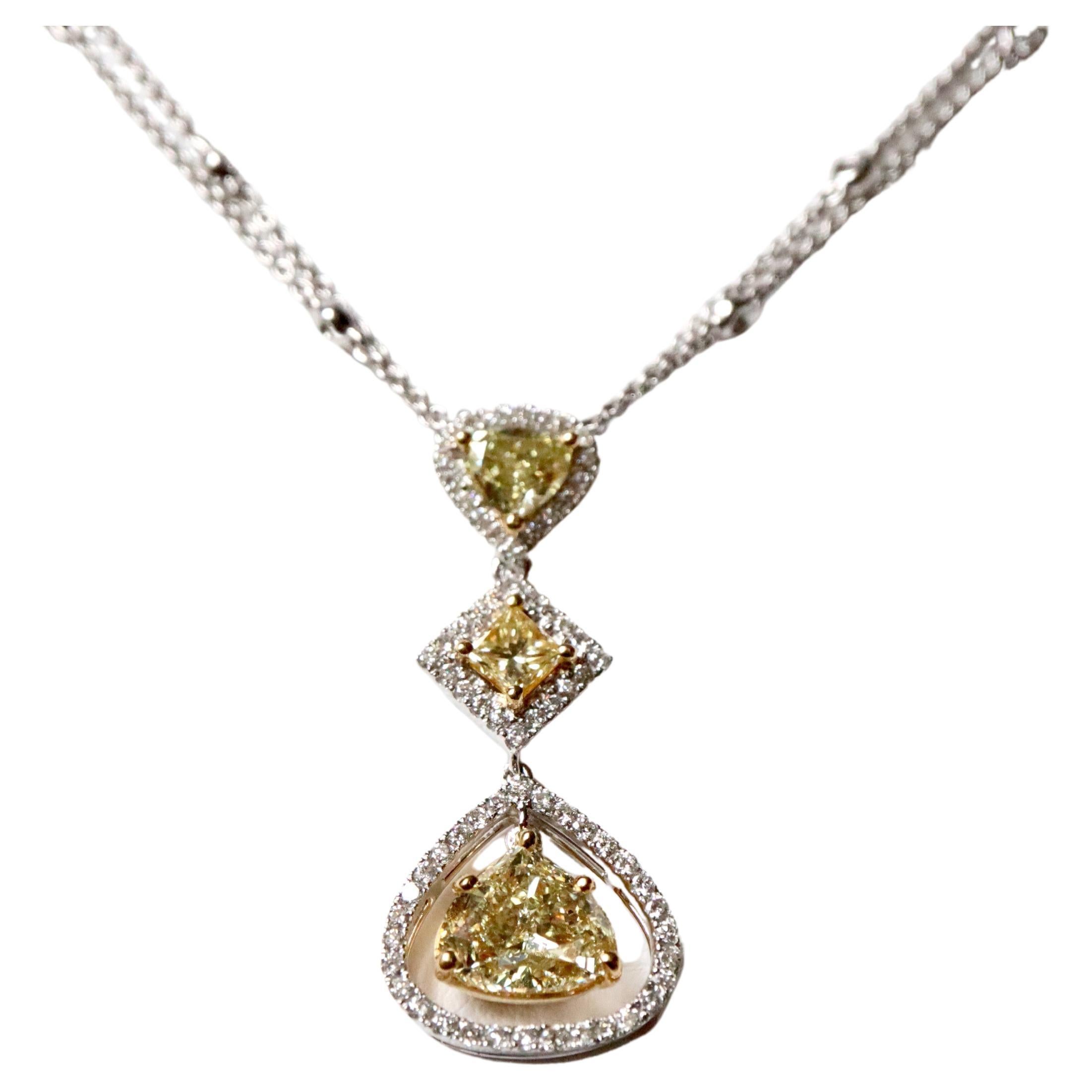 Collier en or blanc et jaune 18 carats avec diamants jaunes en forme de cœur en vente