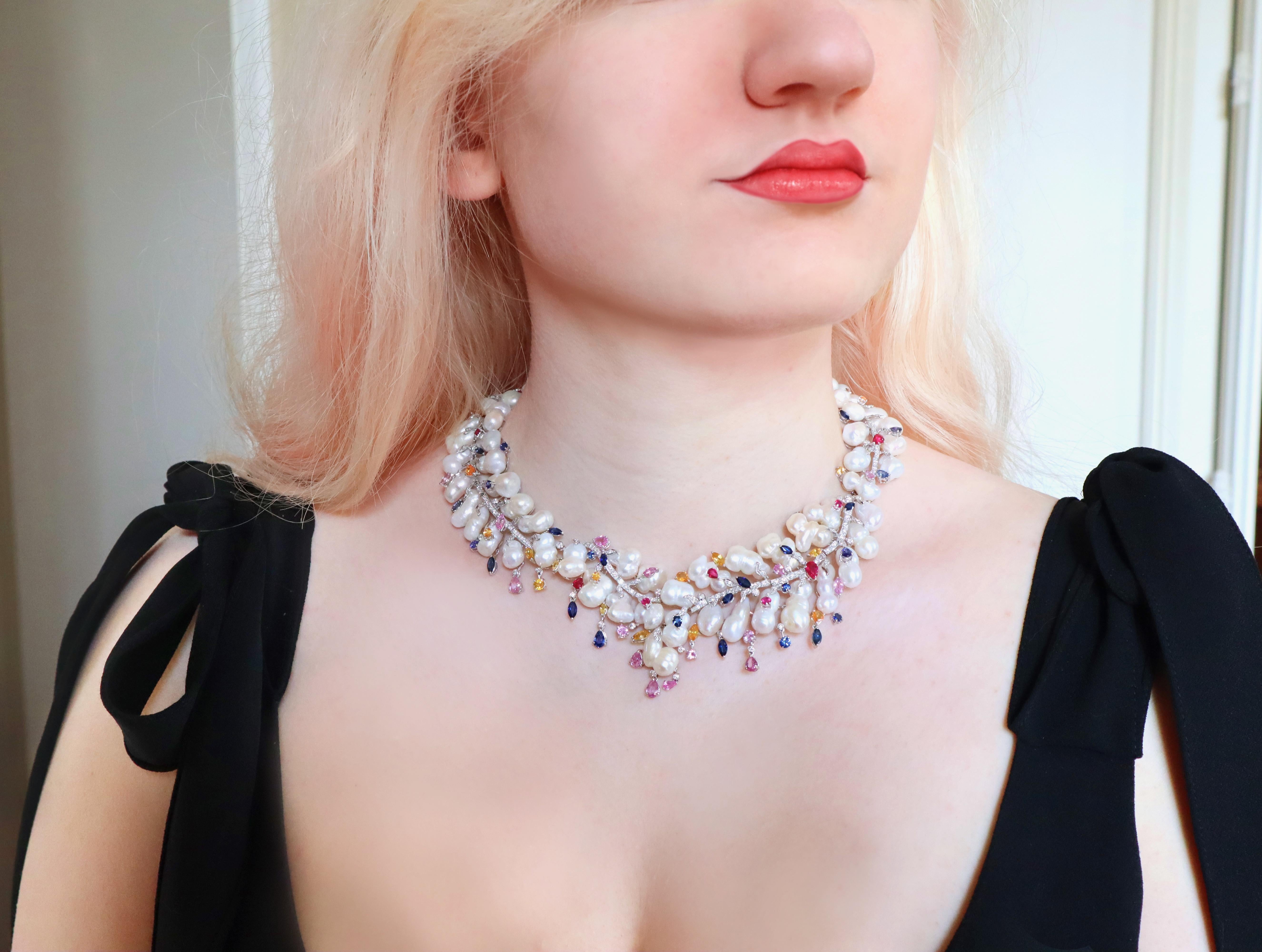 Taille brillant Collier en or blanc 18 carats, perles baroques, diamants et saphirs en vente