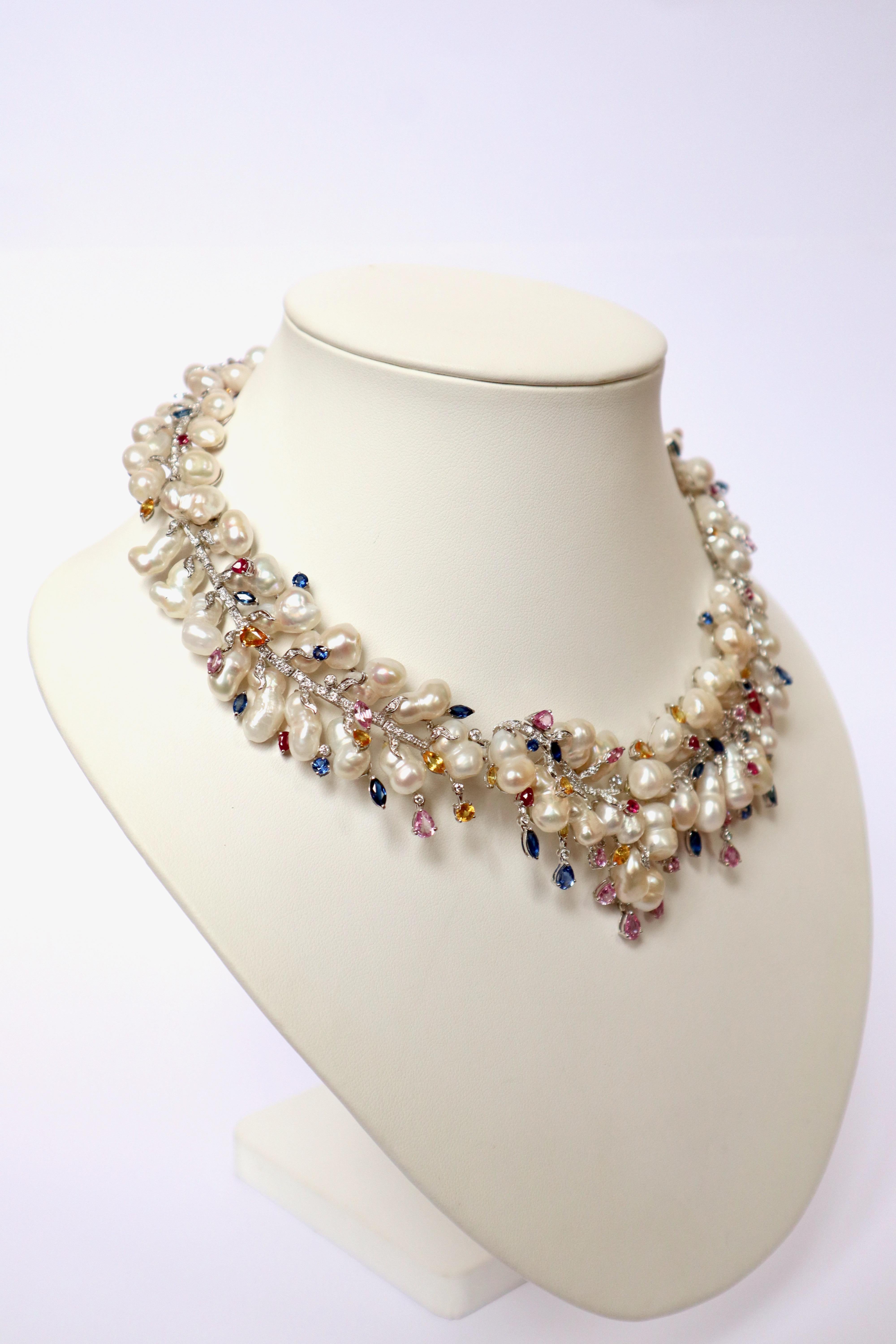 Collier en or blanc 18 carats, perles baroques, diamants et saphirs en vente 2