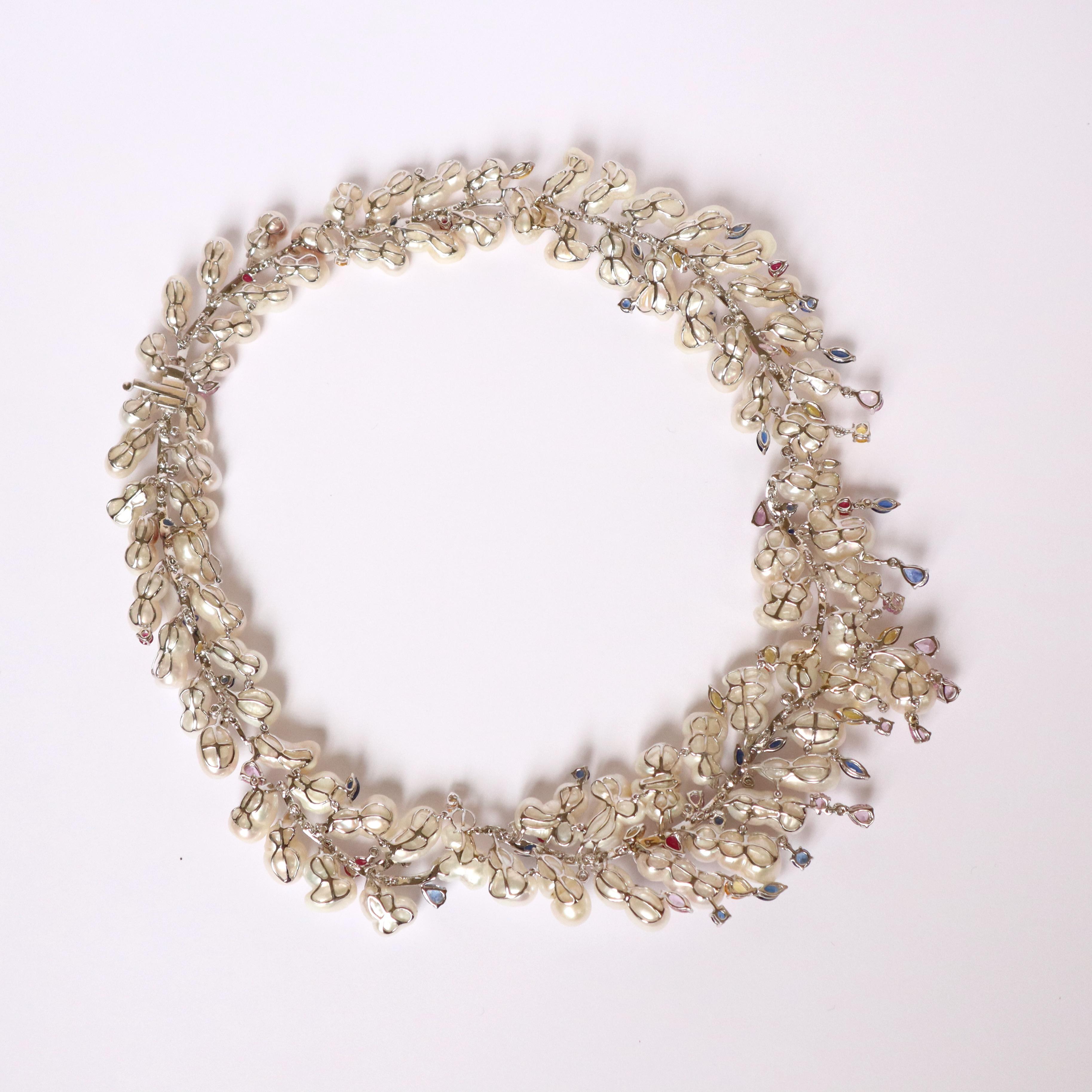Collier en or blanc 18 carats, perles baroques, diamants et saphirs en vente 4