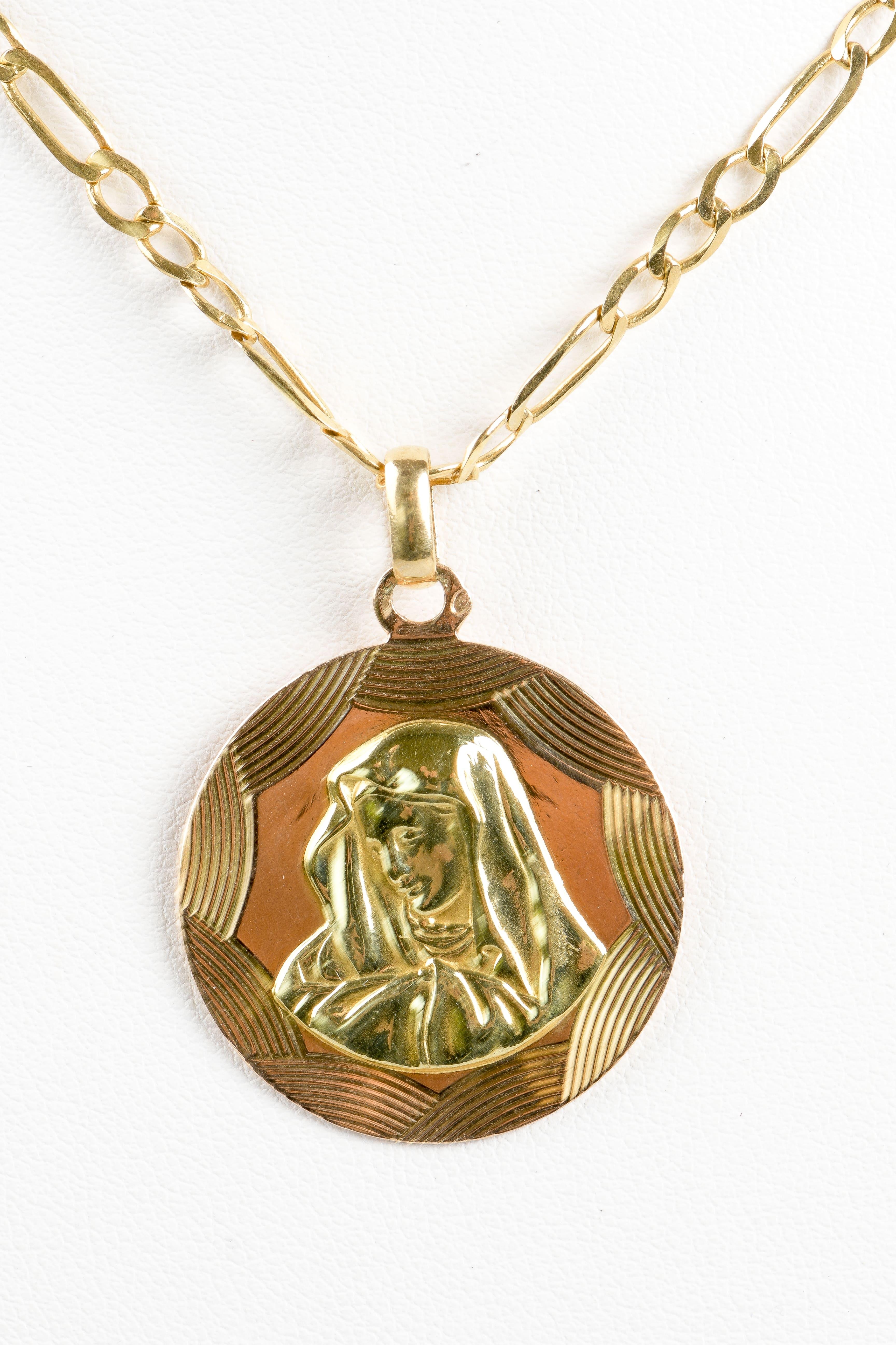 Necklace in 18-carat yellow and pink bicolor gold with a chain and a Virgin Mary In Excellent Condition For Sale In Monte-Carlo, MC