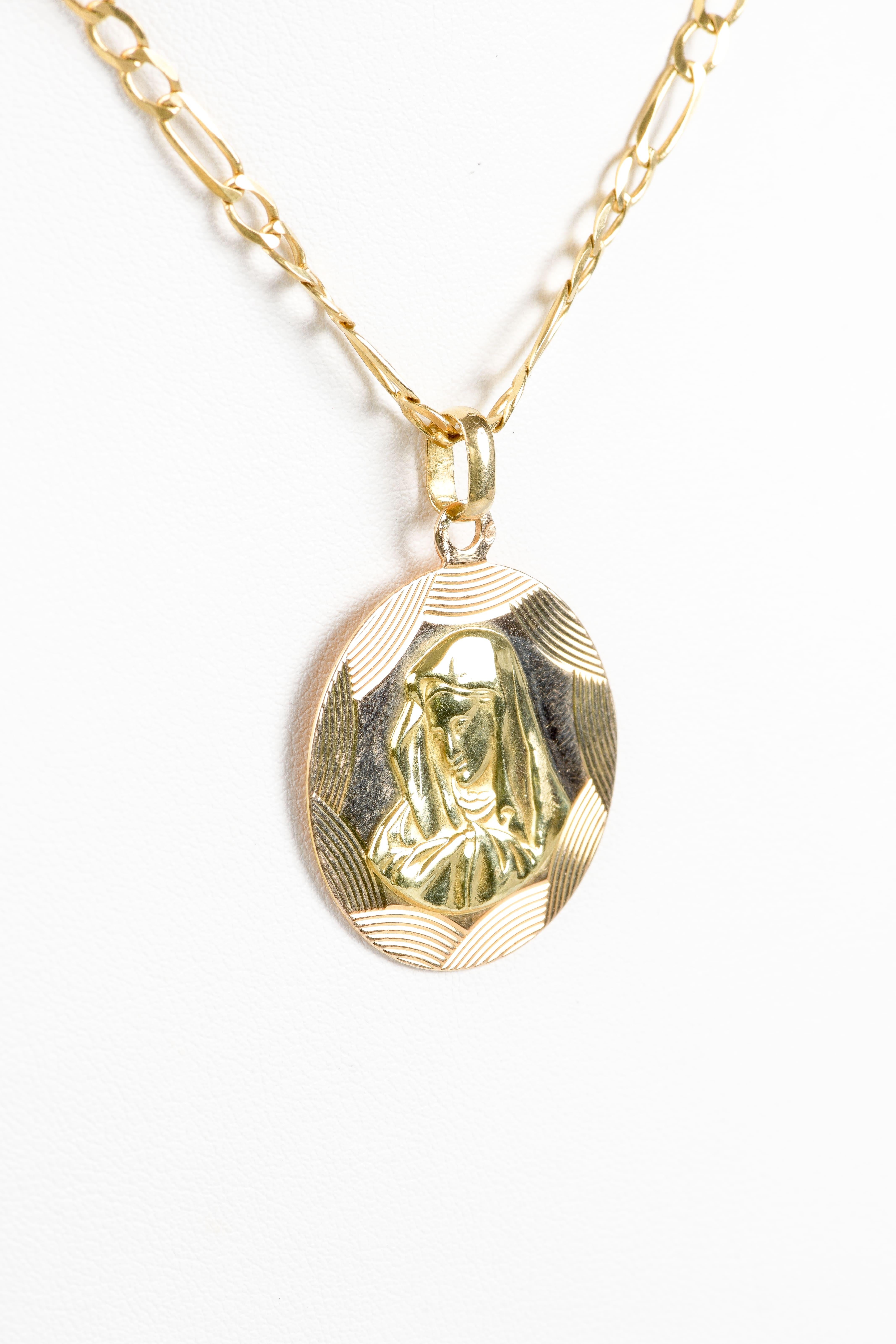 Necklace in 18-carat yellow and pink bicolor gold with a chain and a Virgin Mary For Sale 1
