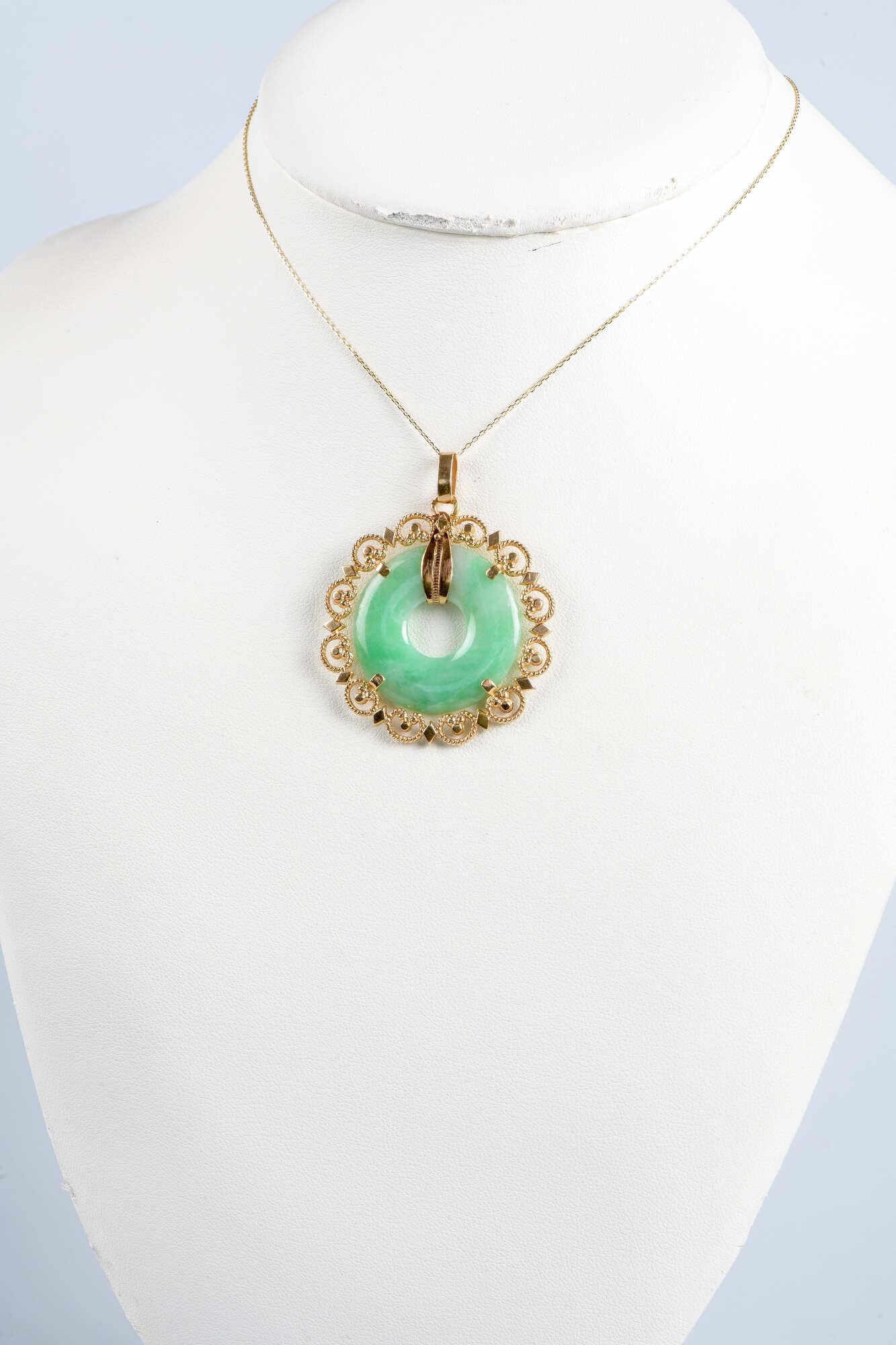 Necklace in 18 carats yellow gold with a jade's pendant in the shape of donut 5