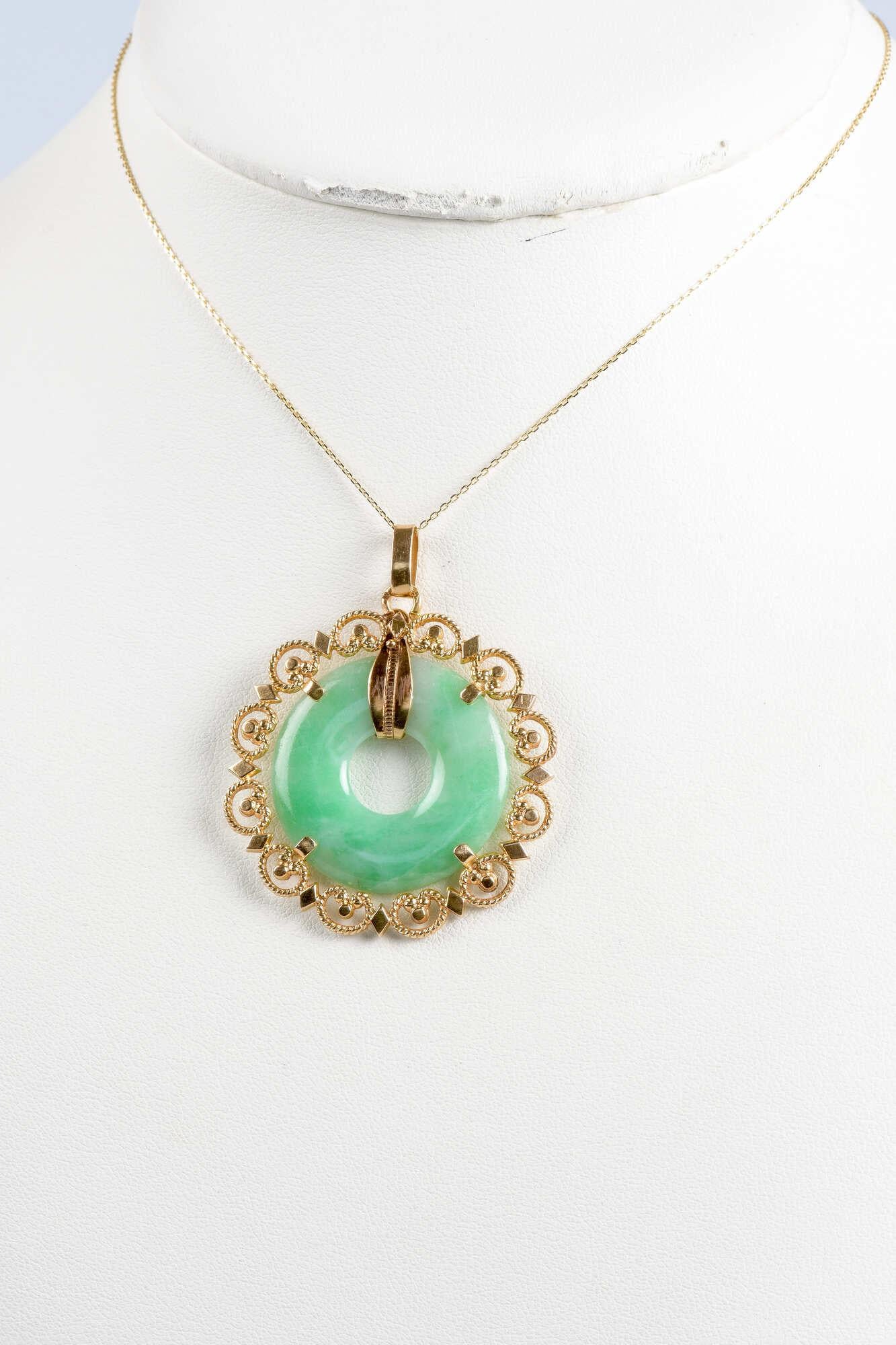 Necklace in 18 carats yellow gold with a jade's pendant in the shape of donut 6