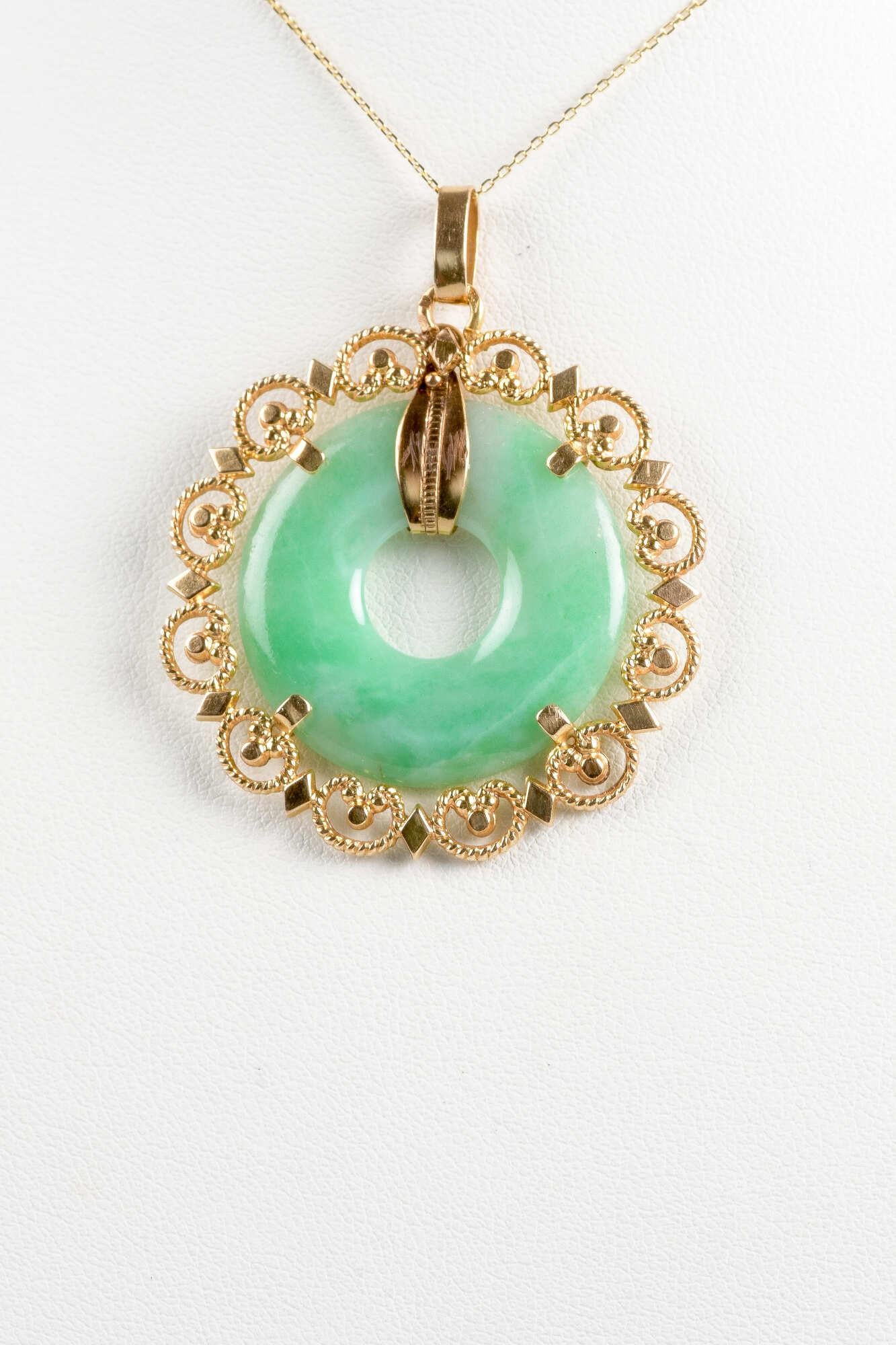 Necklace in 18 carats yellow gold with a jade's pendant in the shape of donut 7