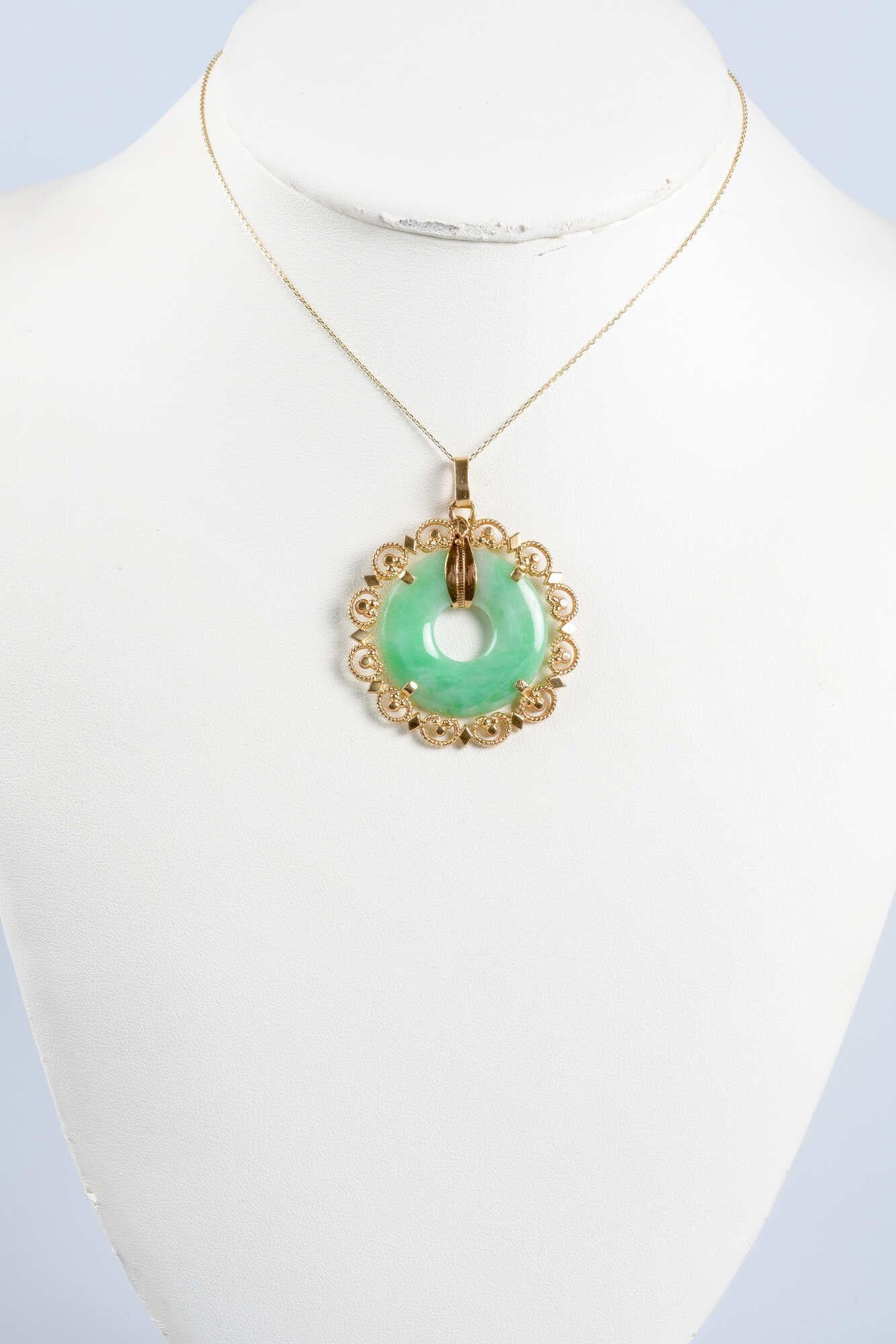 Uncut Necklace in 18 carats yellow gold with a jade's pendant in the shape of donut