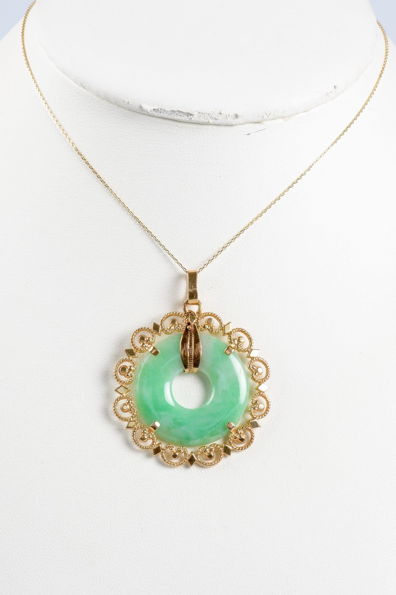 Necklace in 18 carats yellow gold with a jade's pendant in the shape of donut In Excellent Condition In Monte-Carlo, MC