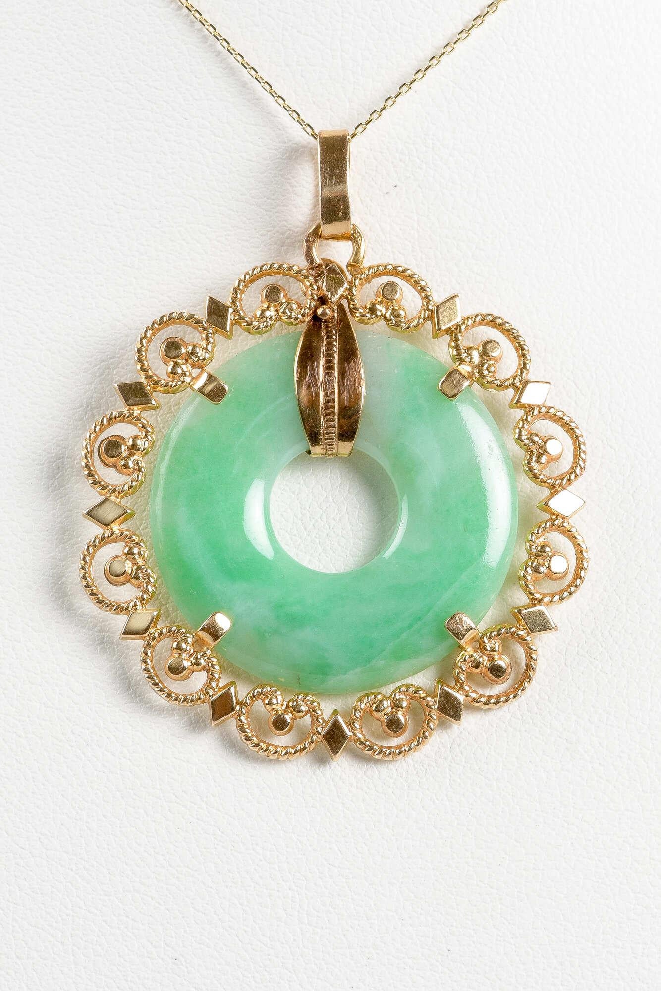 Women's Necklace in 18 carats yellow gold with a jade's pendant in the shape of donut