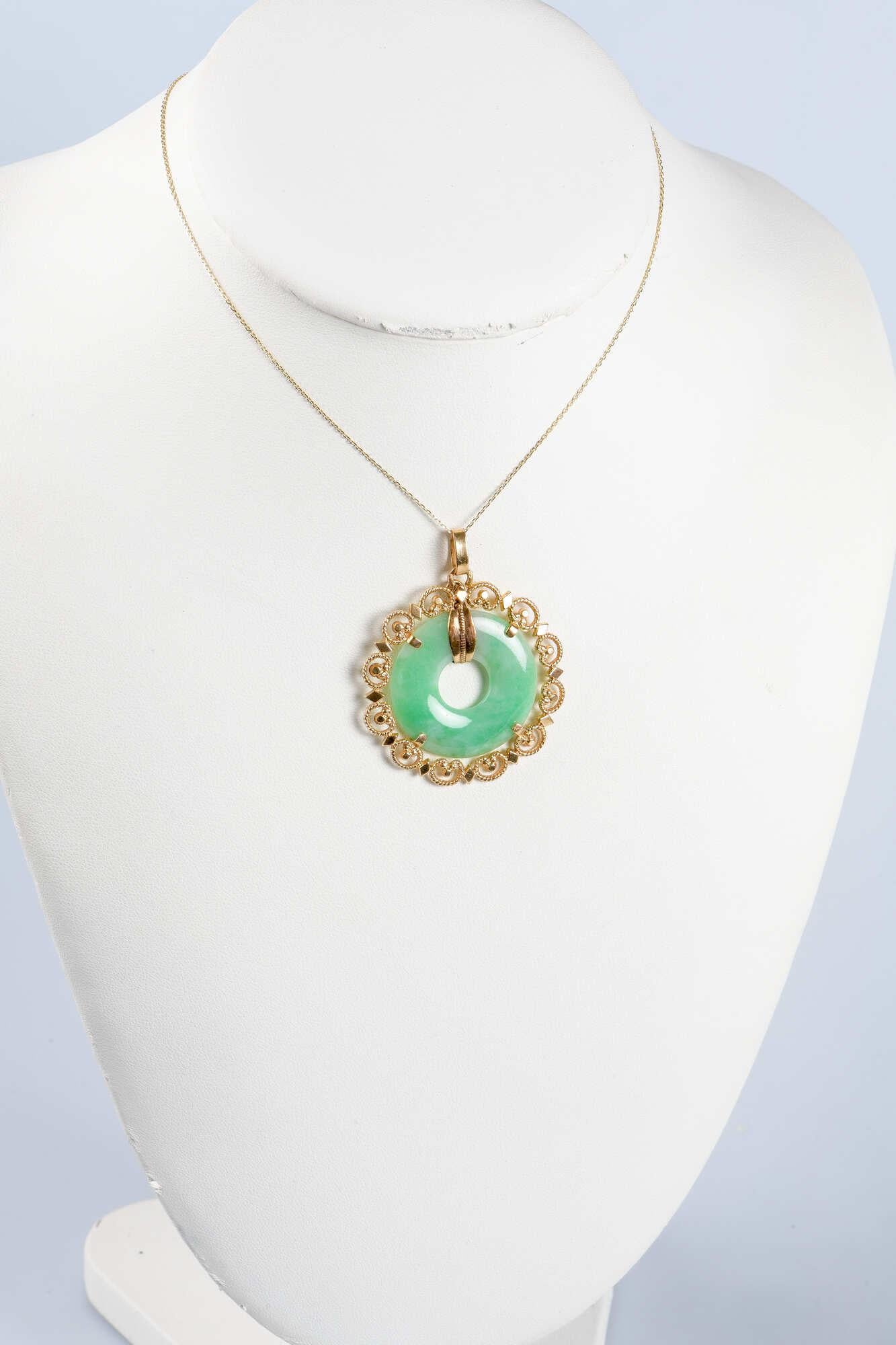 Necklace in 18 carats yellow gold with a jade's pendant in the shape of donut 1