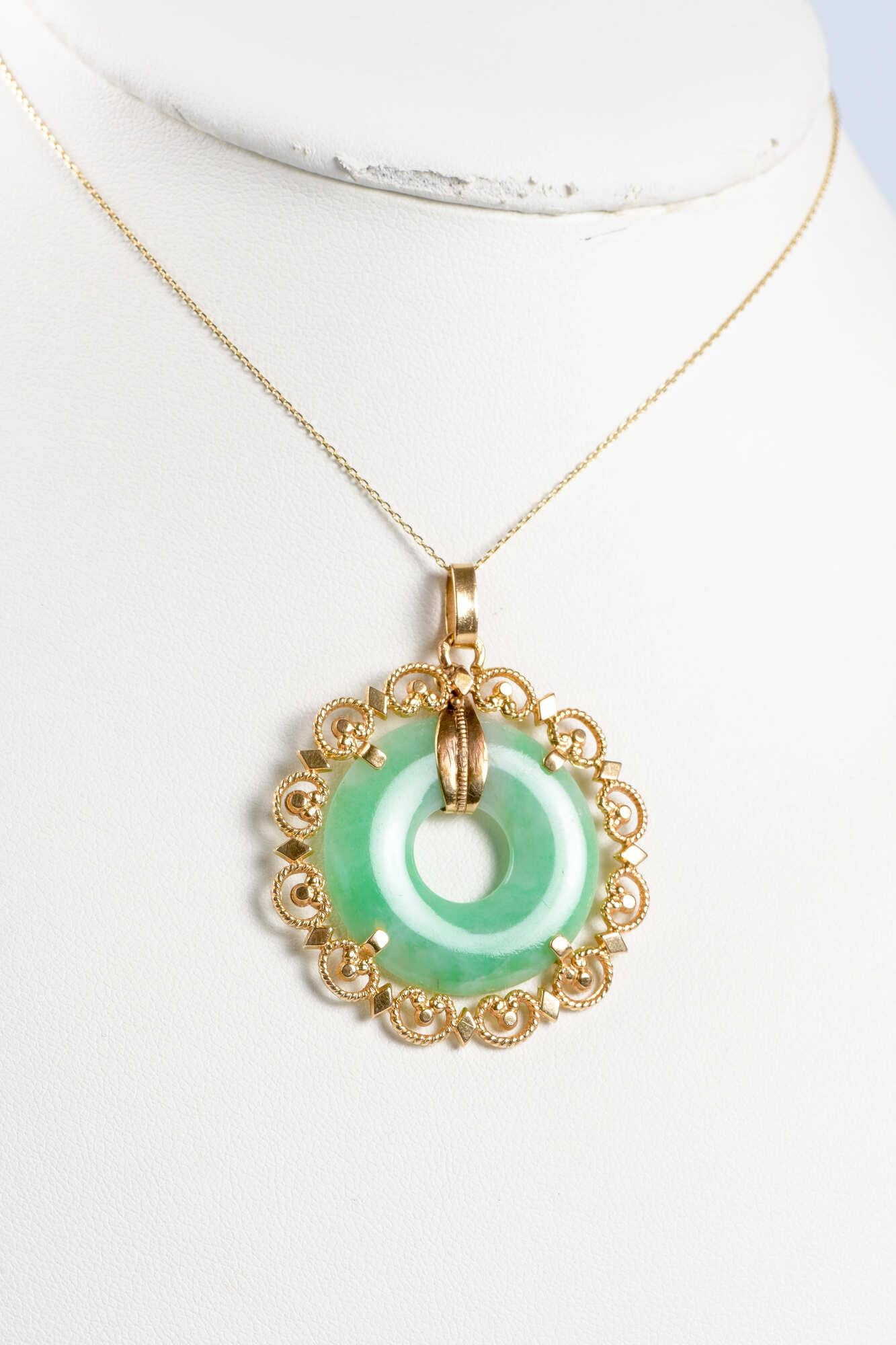 Necklace in 18 carats yellow gold with a jade's pendant in the shape of donut 3