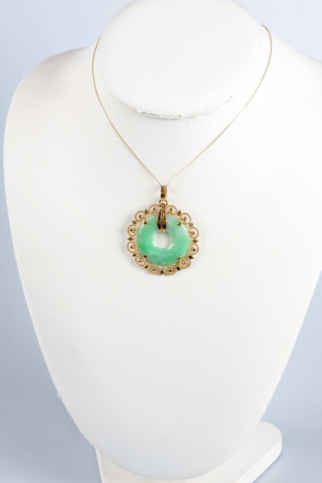 Necklace in 18 carats yellow gold with a jade's pendant in the shape of donut 4